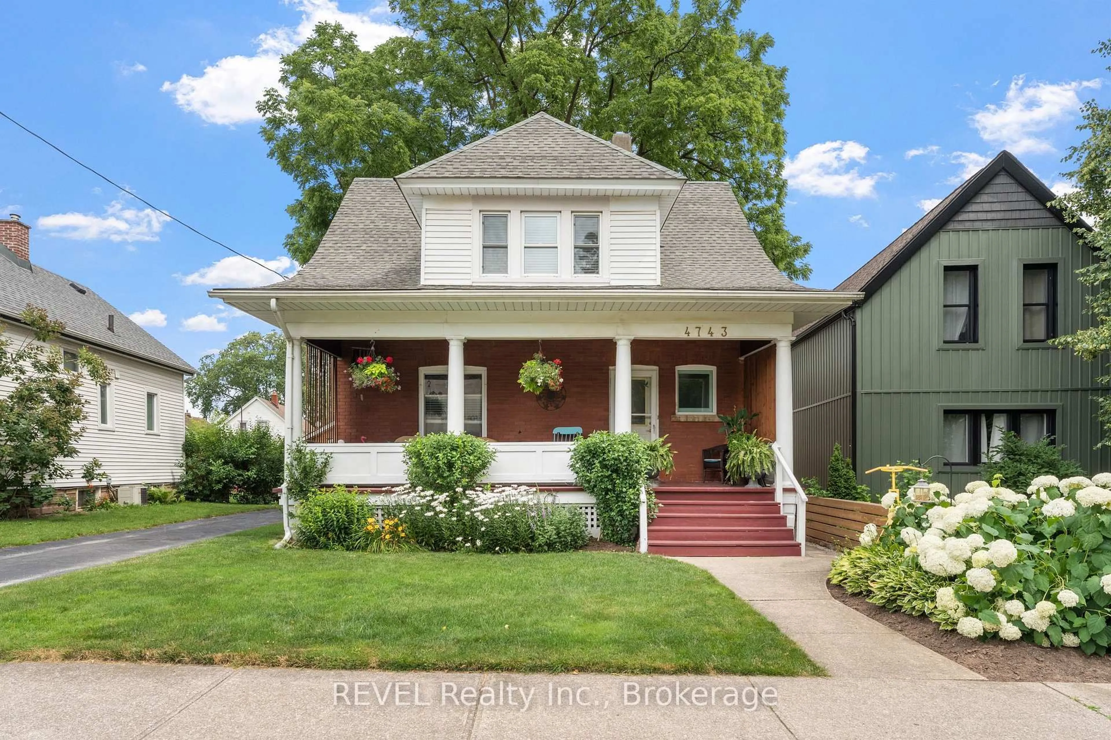 Home with vinyl exterior material, street for 4743 Epworth Circ, Niagara Falls Ontario L2E 1E1