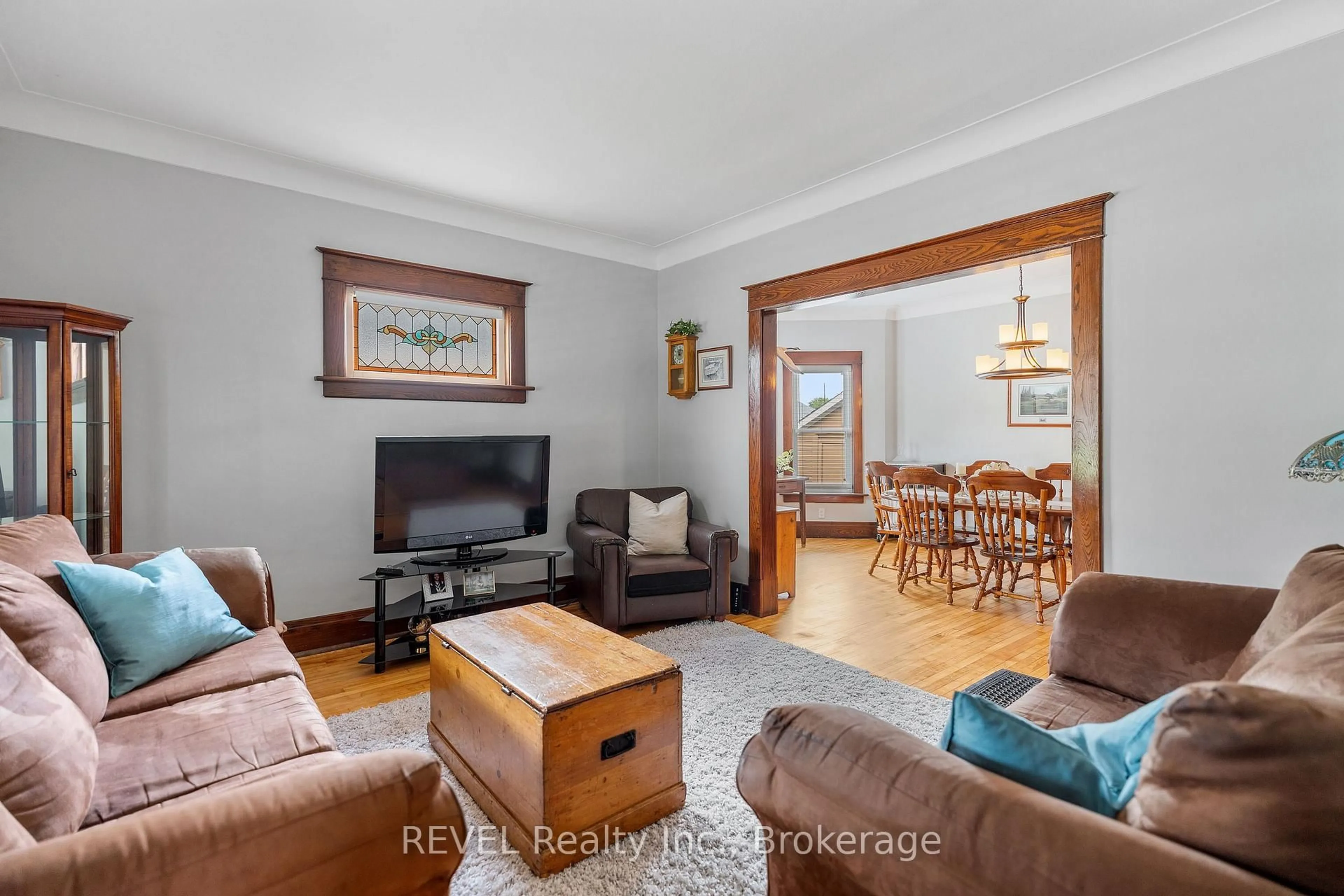 Living room with furniture, wood/laminate floor for 4743 Epworth Circ, Niagara Falls Ontario L2E 1E1