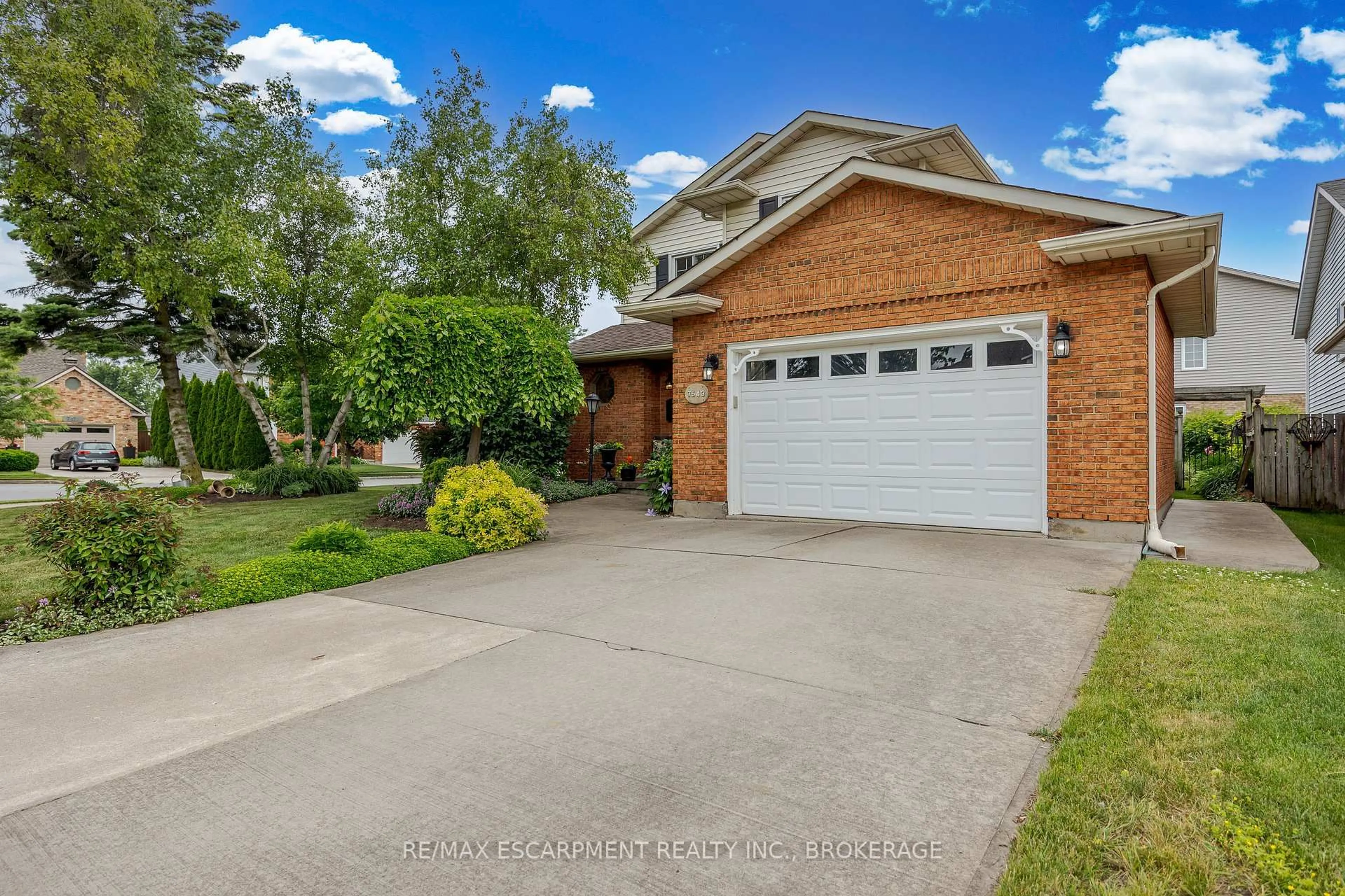 Home with brick exterior material, water/lake/river/ocean view for 7543 Merritt Ave, Niagara Falls Ontario L2G 5C3