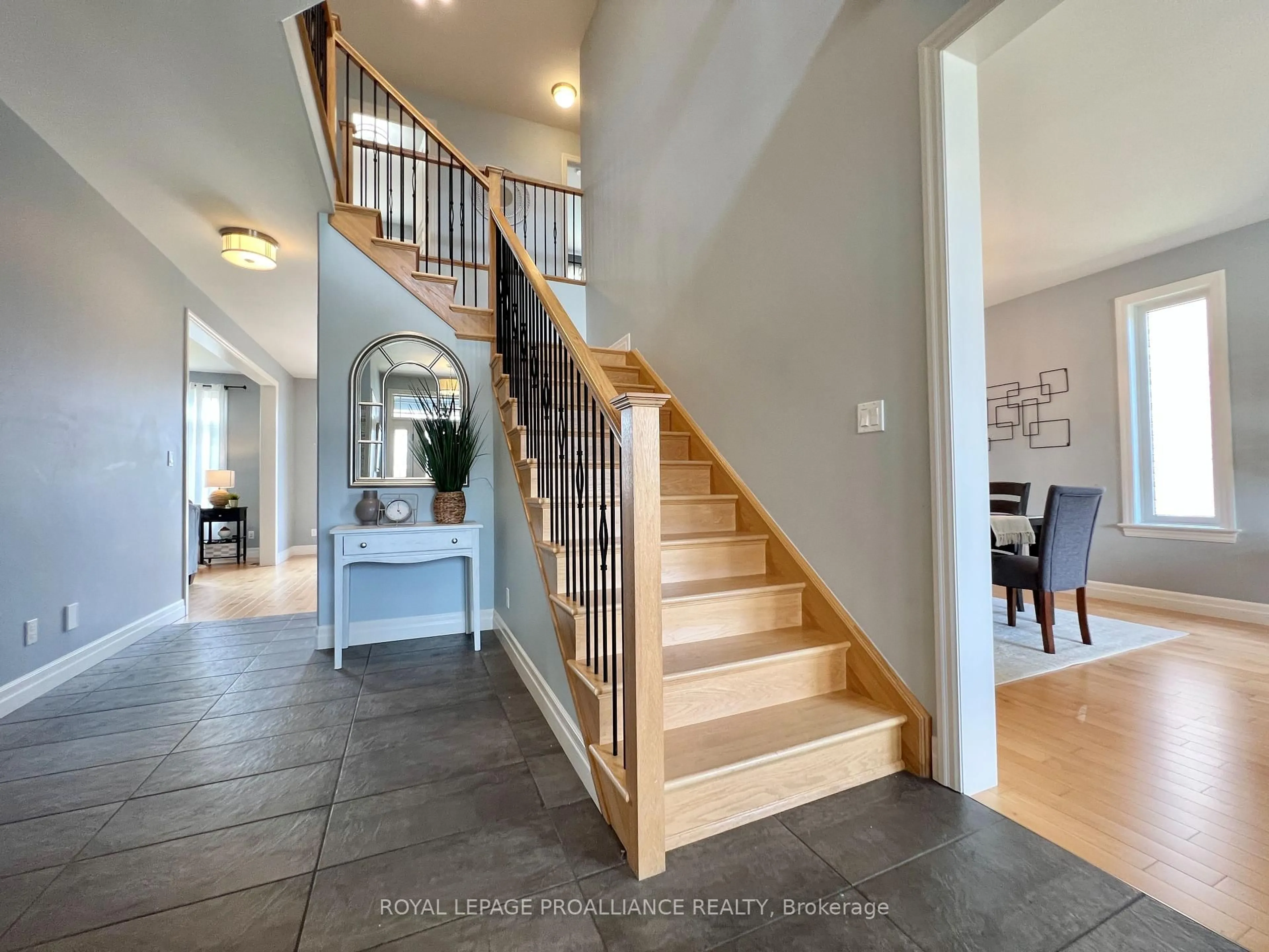 Indoor entryway for 32 Vertis Crt, Belleville Ontario K8N 0C9
