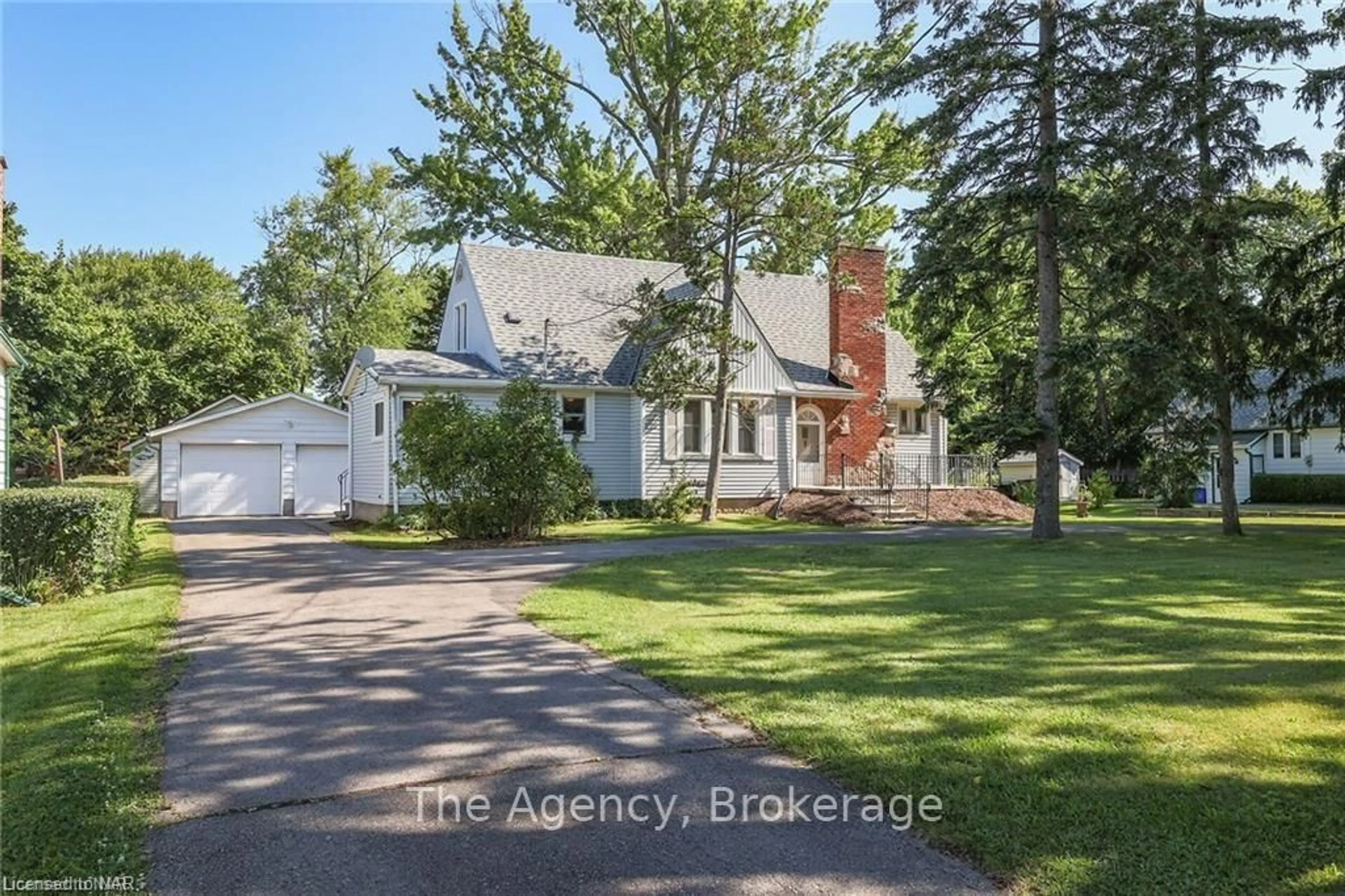 A pic from outside/outdoor area/front of a property/back of a property/a pic from drone, street for 168 Thorold Rd, Welland Ontario L3C 3V6