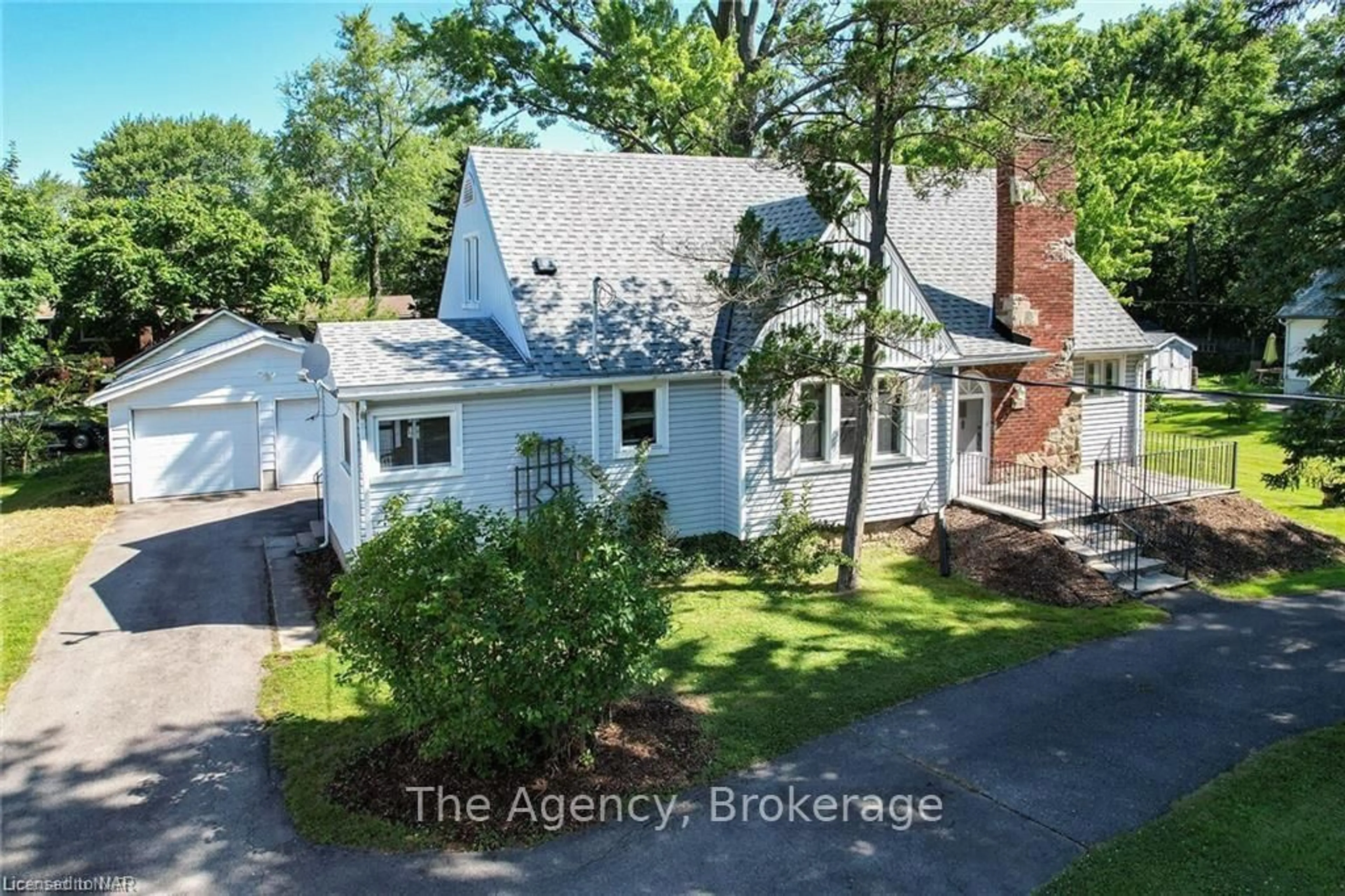 A pic from outside/outdoor area/front of a property/back of a property/a pic from drone, street for 168 Thorold Rd, Welland Ontario L3C 3V6
