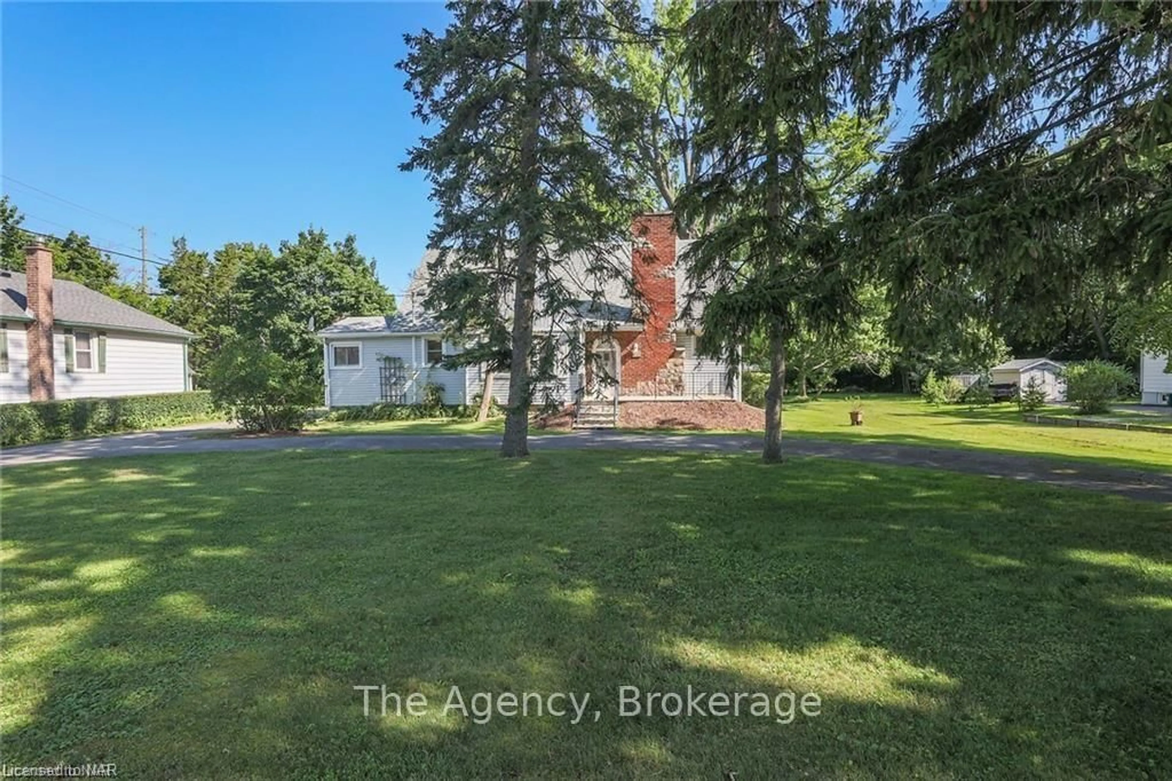 A pic from outside/outdoor area/front of a property/back of a property/a pic from drone, building for 168 Thorold Rd, Welland Ontario L3C 3V6