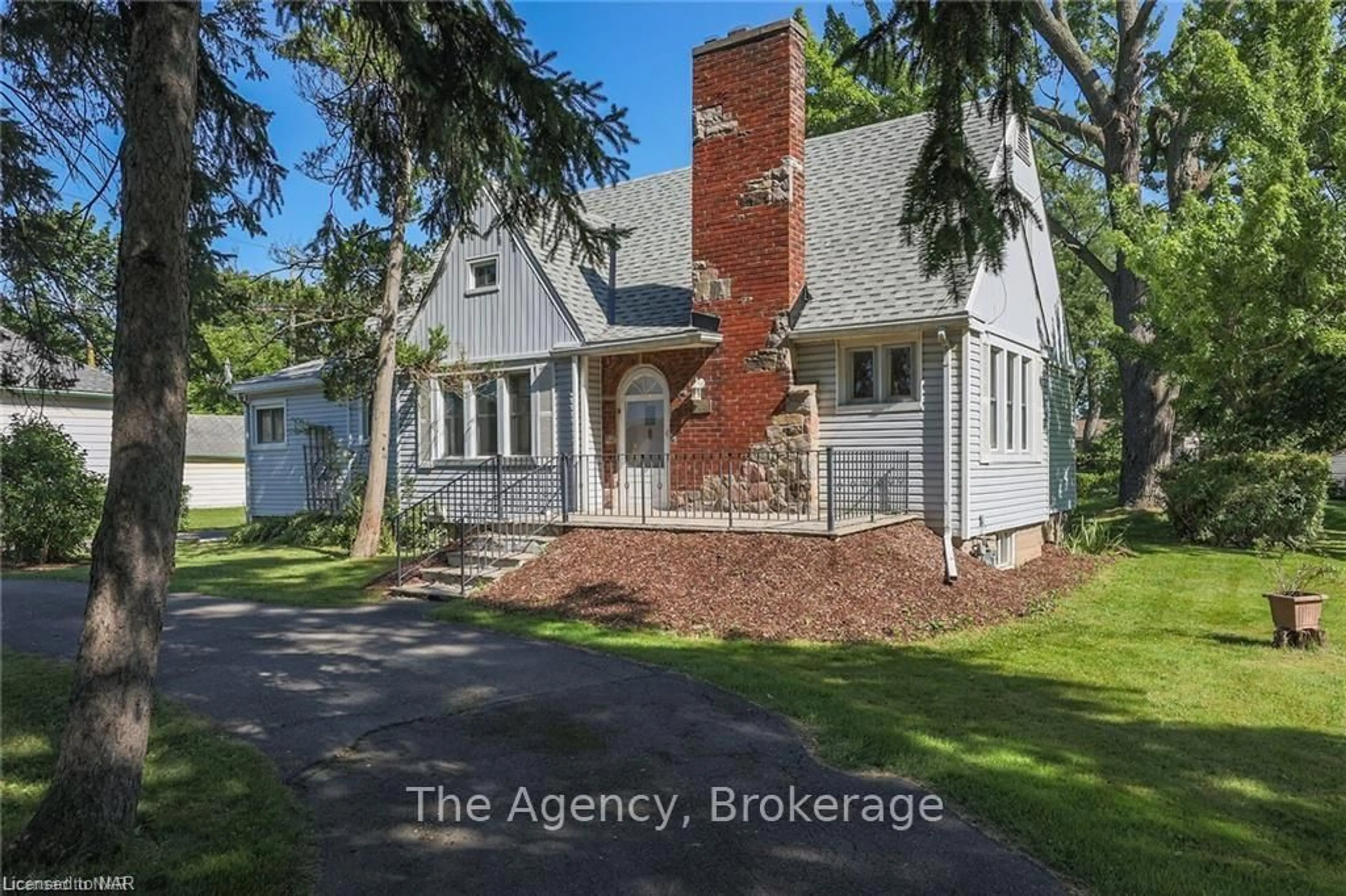 A pic from outside/outdoor area/front of a property/back of a property/a pic from drone, street for 168 Thorold Rd, Welland Ontario L3C 3V6