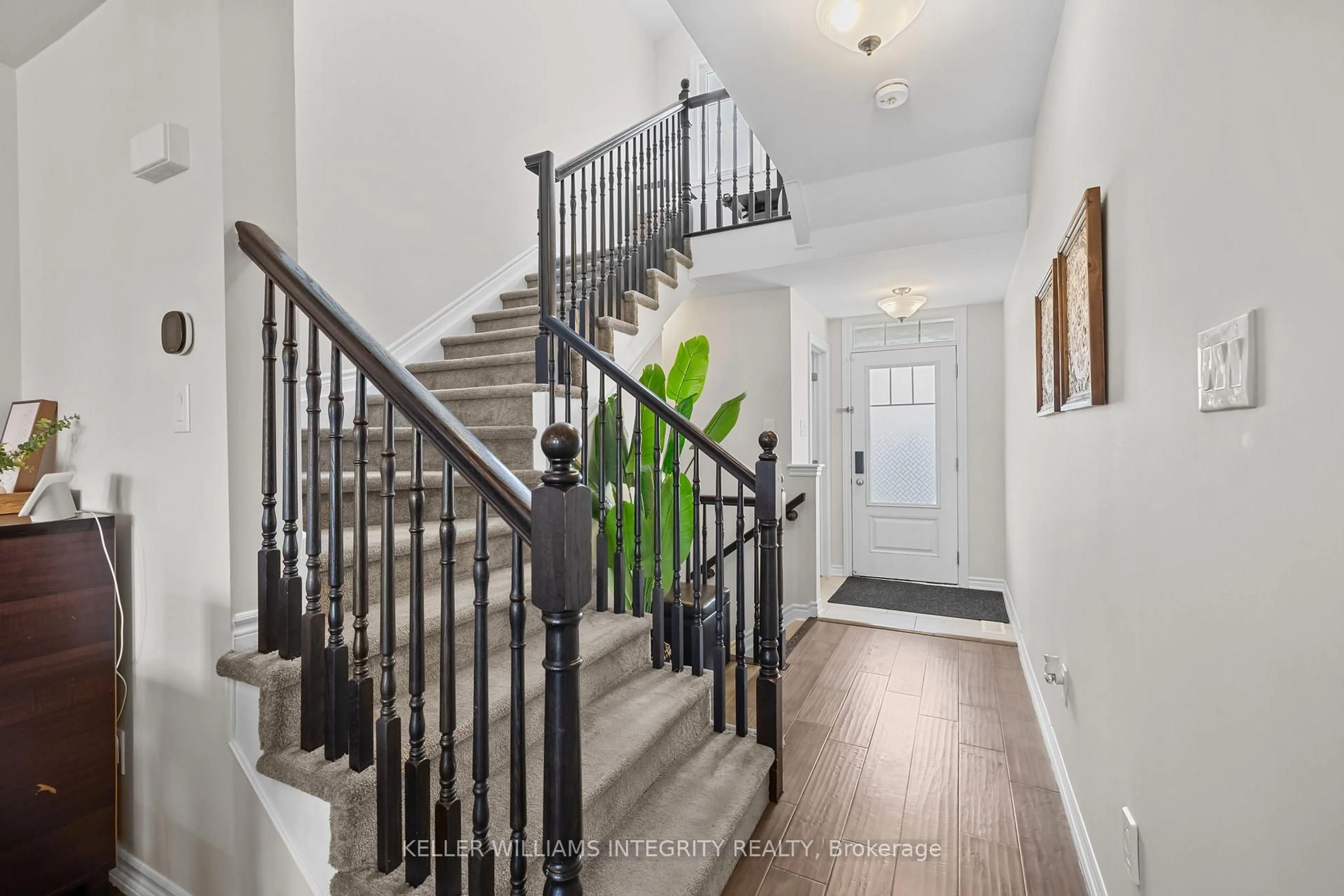 Indoor entryway for 568 Cope Dr, Ottawa Ontario K2V 0N8