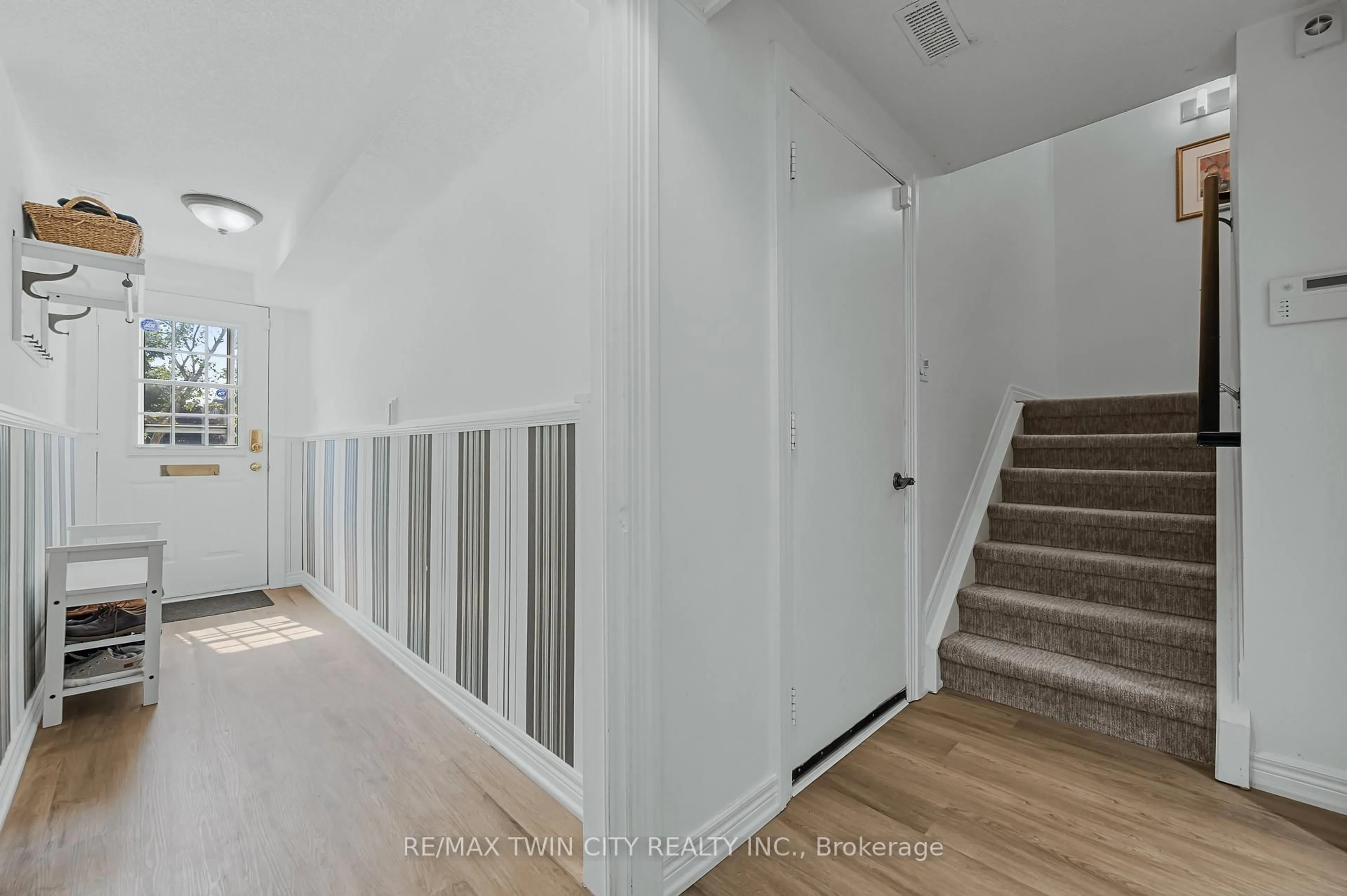 Indoor foyer for 301 Carlow Rd #18, Central Elgin Ontario N5L 1B7