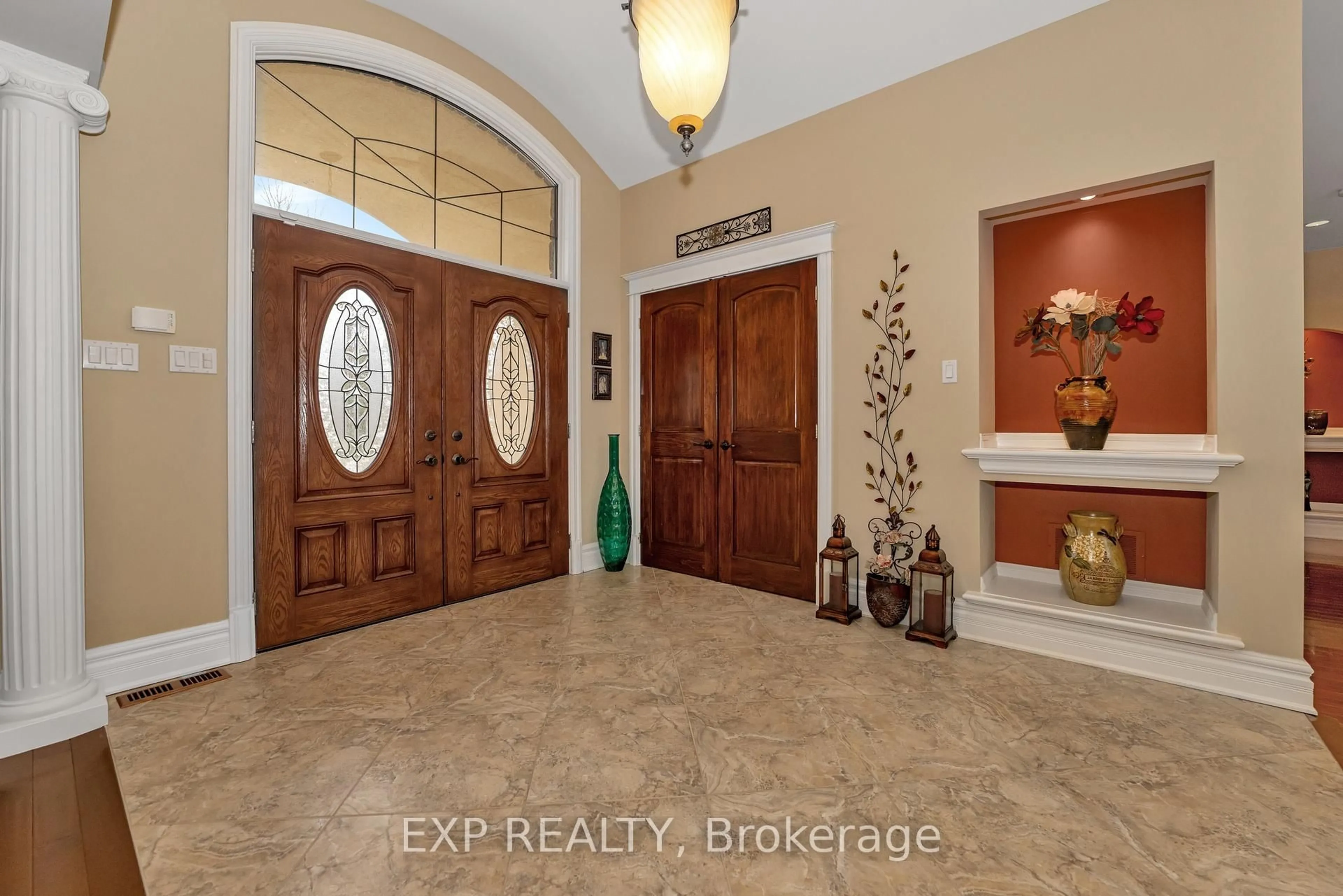 Indoor entryway for 104 Sentinel Pine Way, Carp Ontario K0A 1L0