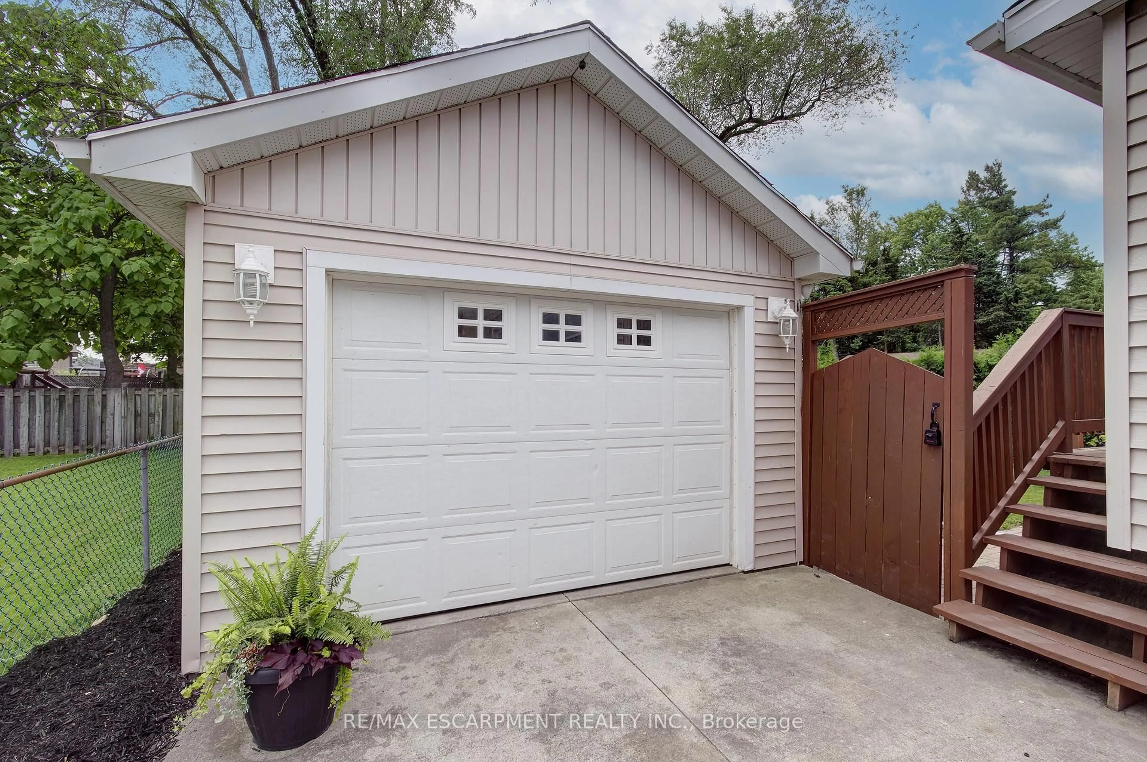Indoor garage for 5 Terrace Hill Rd, St. Catharines Ontario L2P 2T6