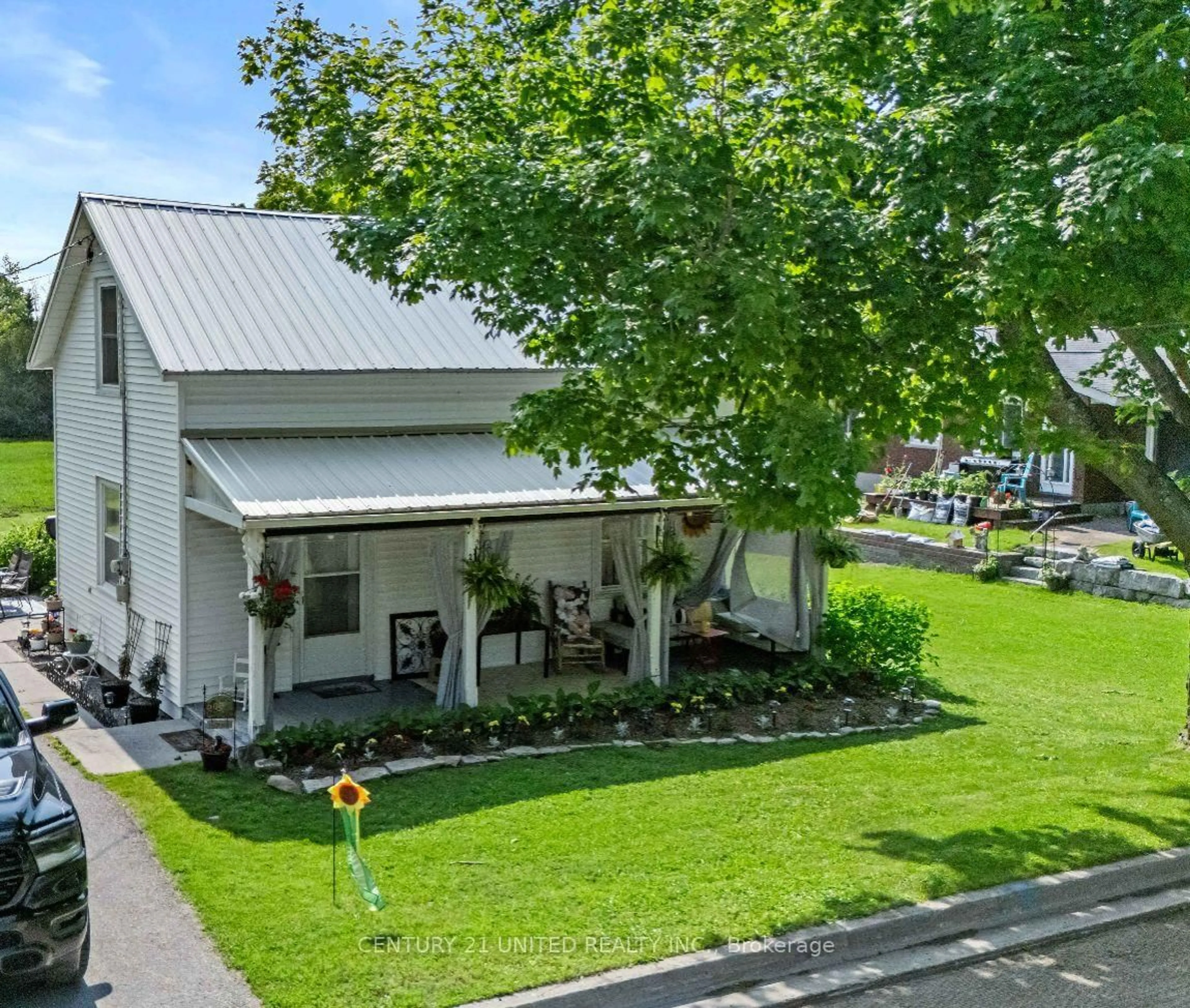 A pic from outside/outdoor area/front of a property/back of a property/a pic from drone, street for 27 Prospect St, Selwyn Ontario K0L 2H0