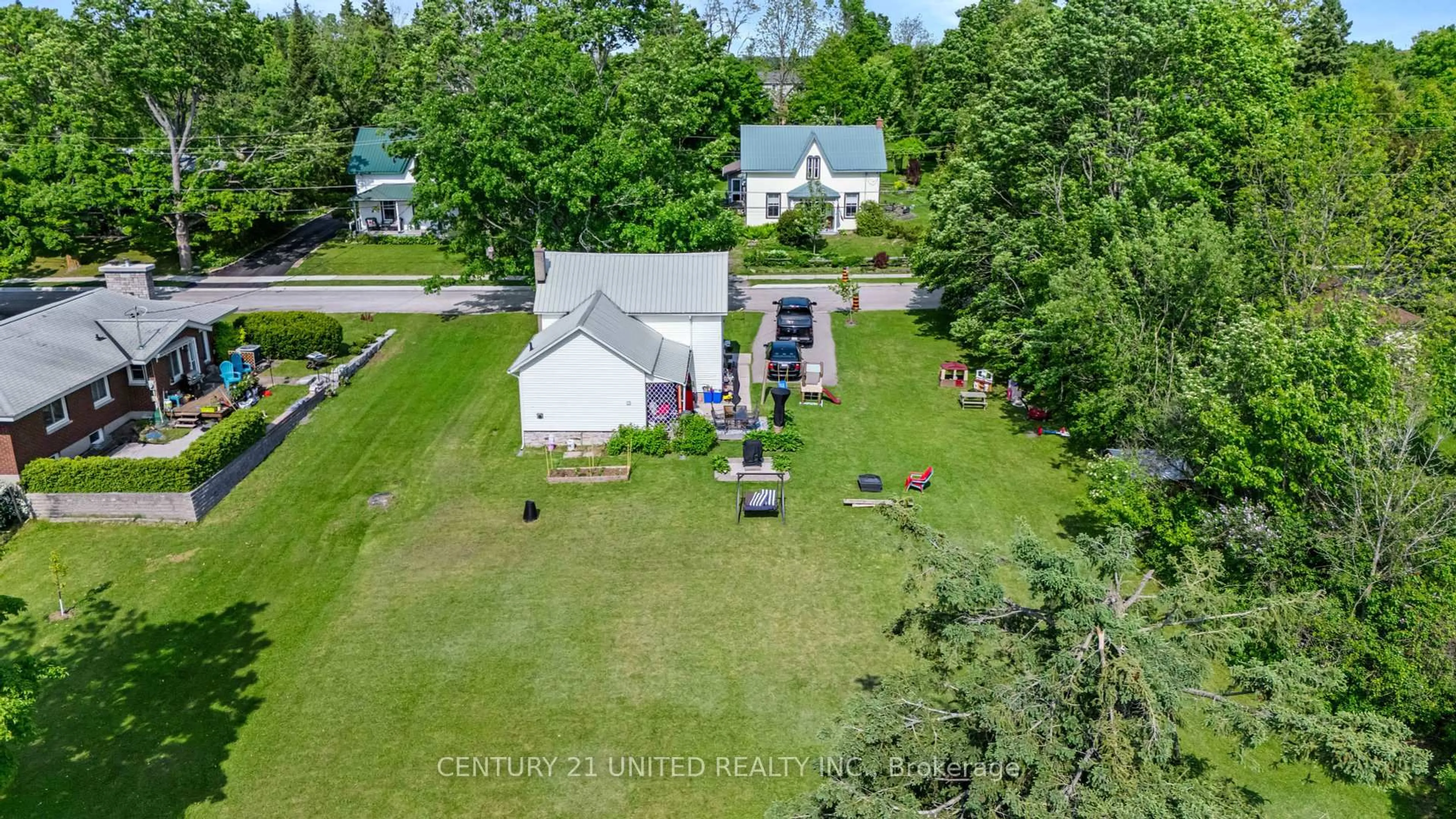 A pic from outside/outdoor area/front of a property/back of a property/a pic from drone, unknown for 27 Prospect St, Selwyn Ontario K0L 2H0