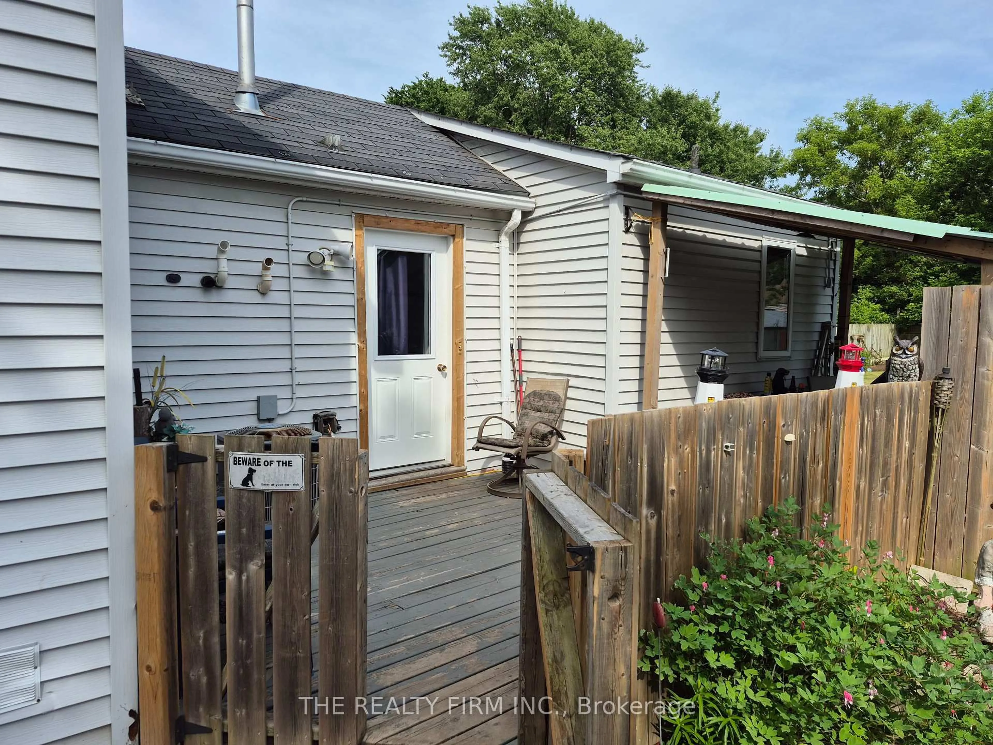 A pic from outside/outdoor area/front of a property/back of a property/a pic from drone, street for 190 Munroe St, West Elgin Ontario N0L 2P0