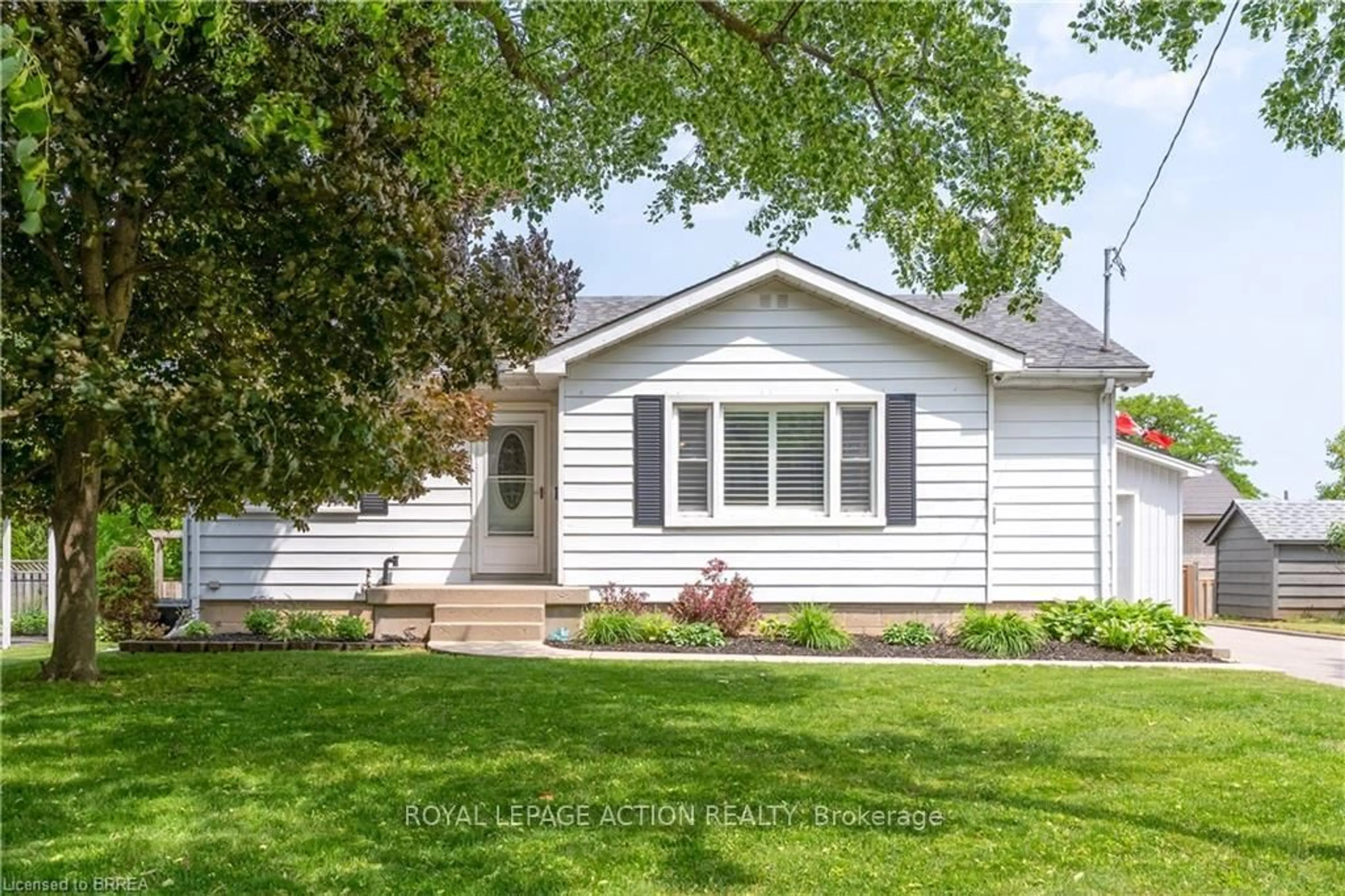 Home with vinyl exterior material, street for 36 Grove Cres, Brantford Ontario N3R 4Y4
