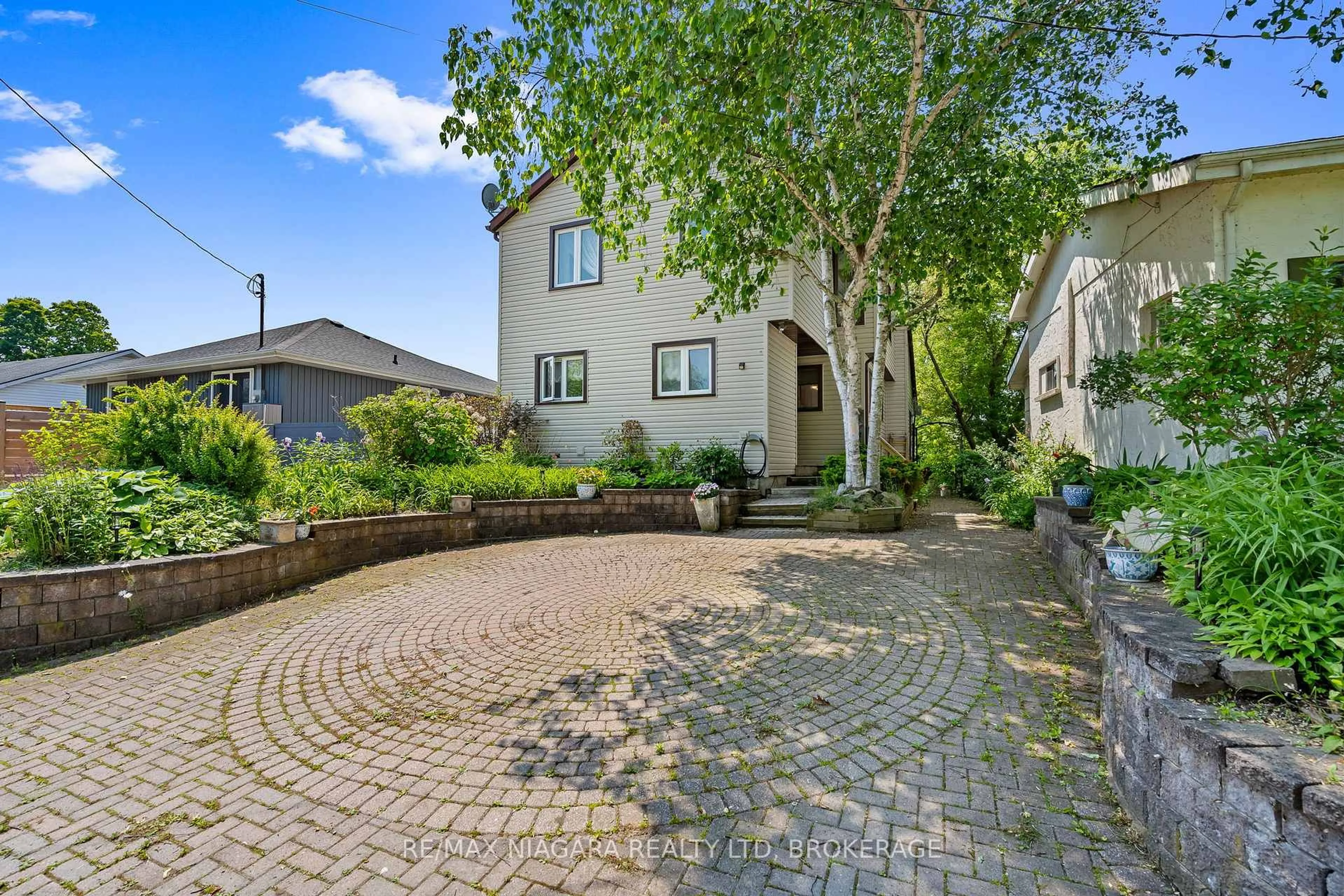 Patio, street for 2944 North Shore Dr, Haldimand Ontario N0A 1K0