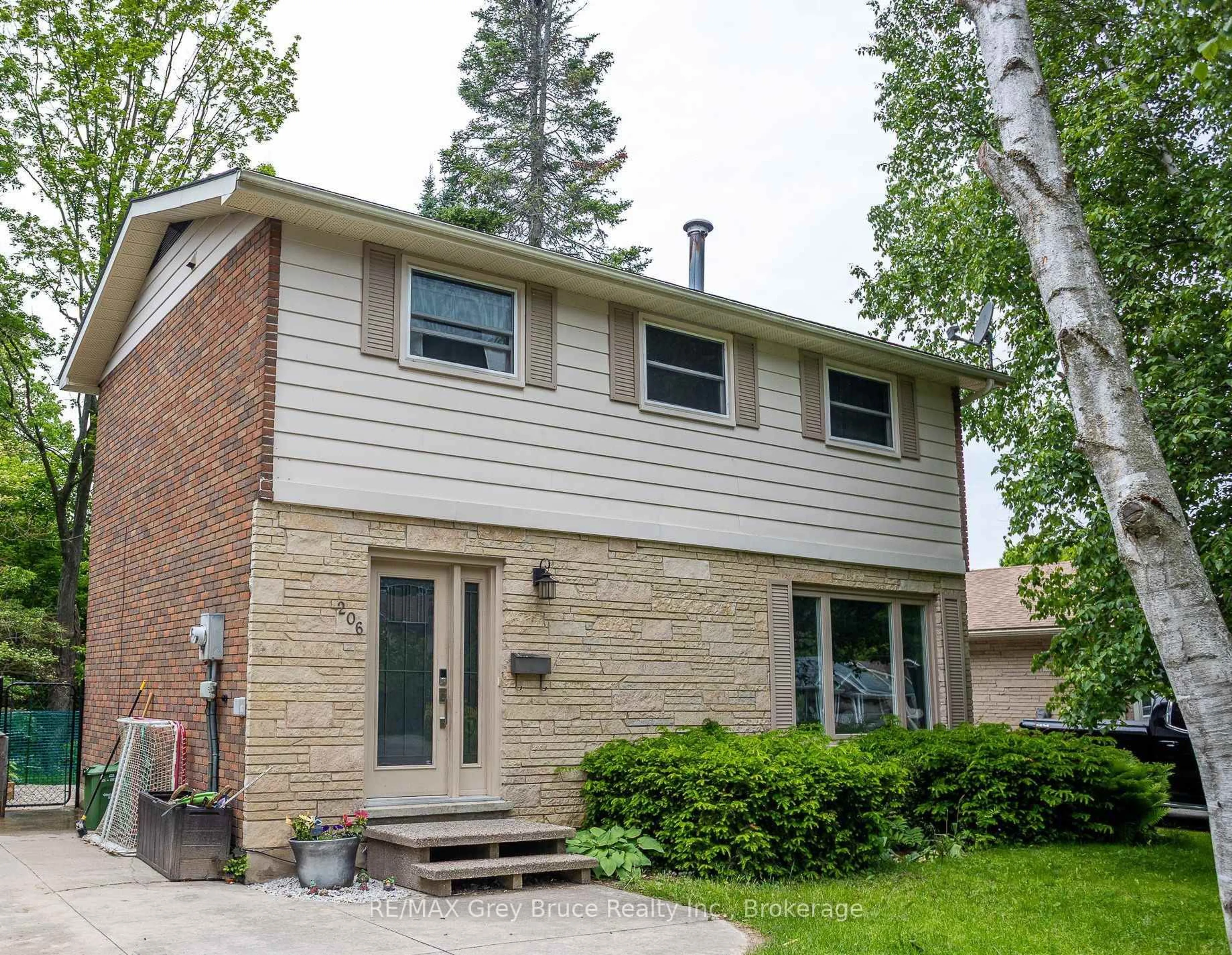Home with brick exterior material, street for 206 6th Ave, Owen Sound Ontario N4K 2T3