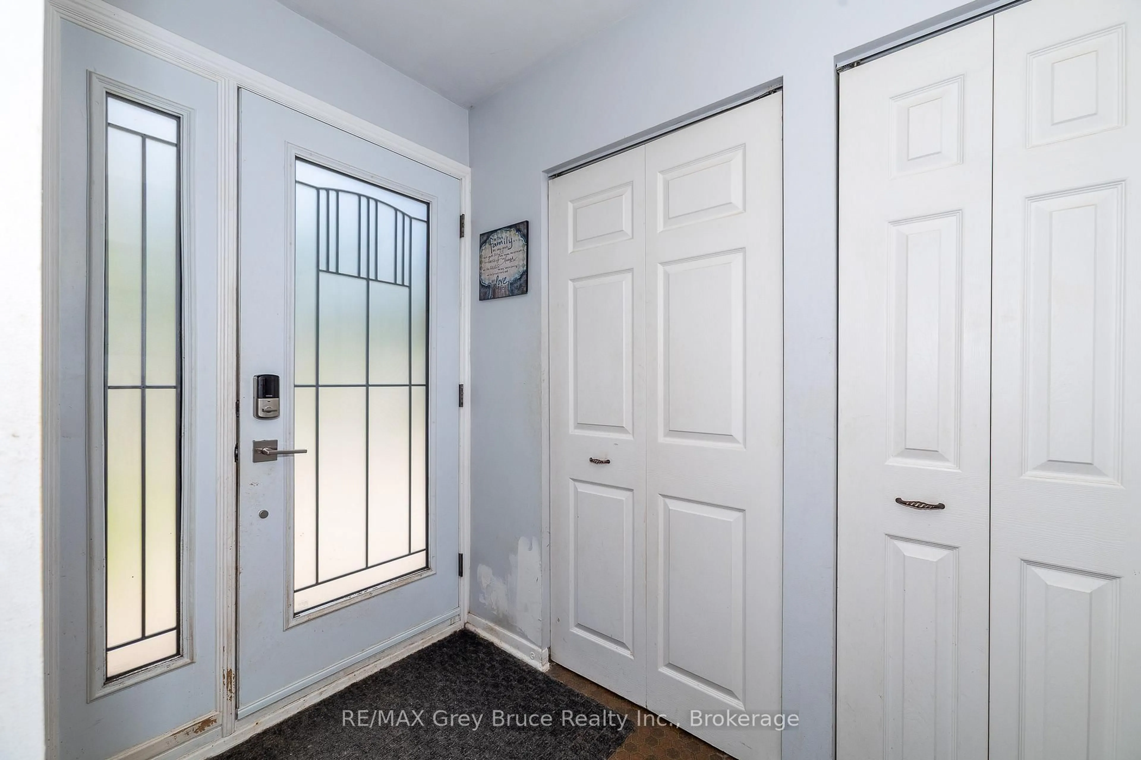Indoor entryway for 206 6th Ave, Owen Sound Ontario N4K 2T3
