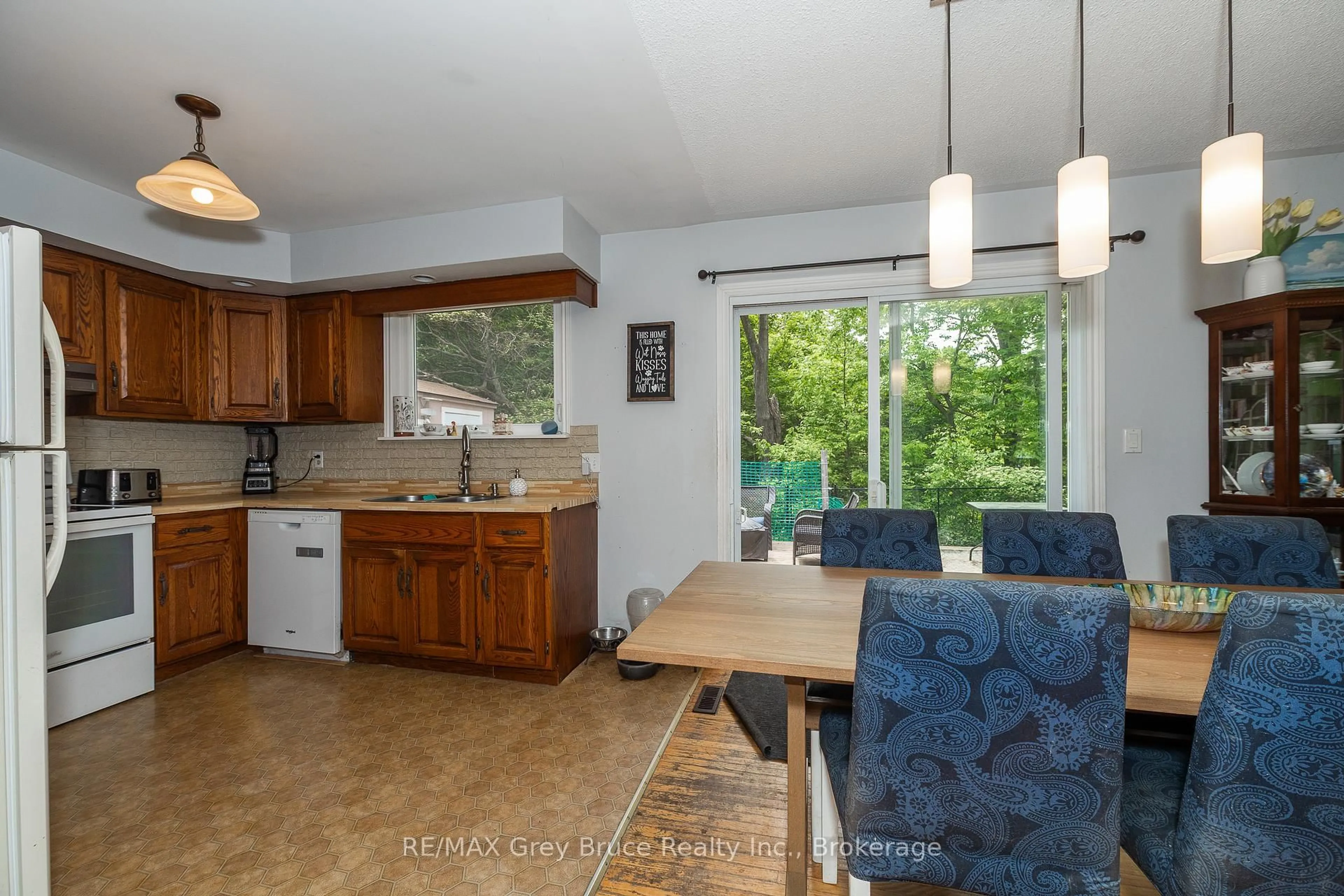 Open concept kitchen, ceramic/tile floor for 206 6th Ave, Owen Sound Ontario N4K 2T3