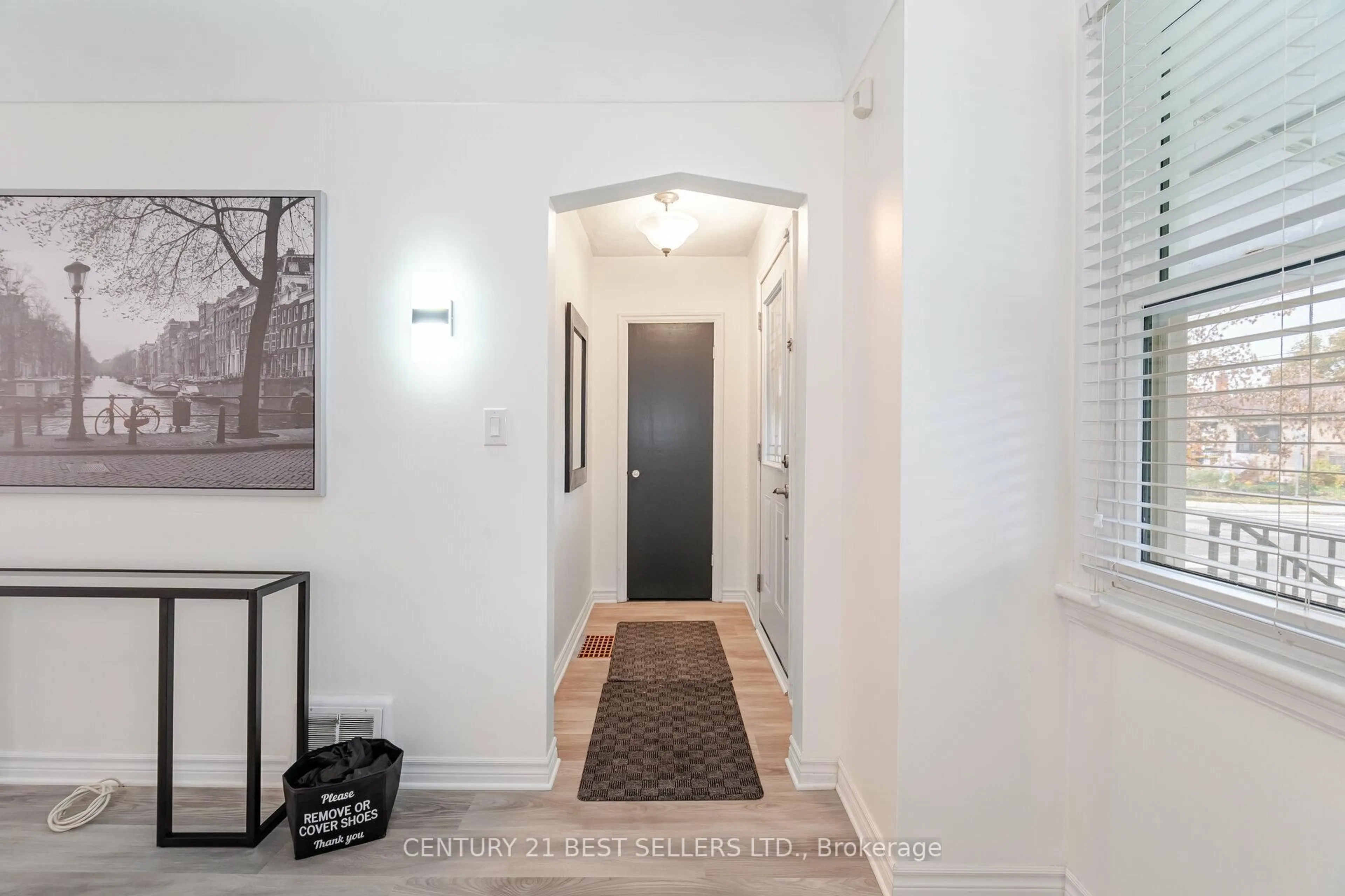 Indoor entryway for 204 Summerhill Ave, Hamilton Ontario L8K 3N7