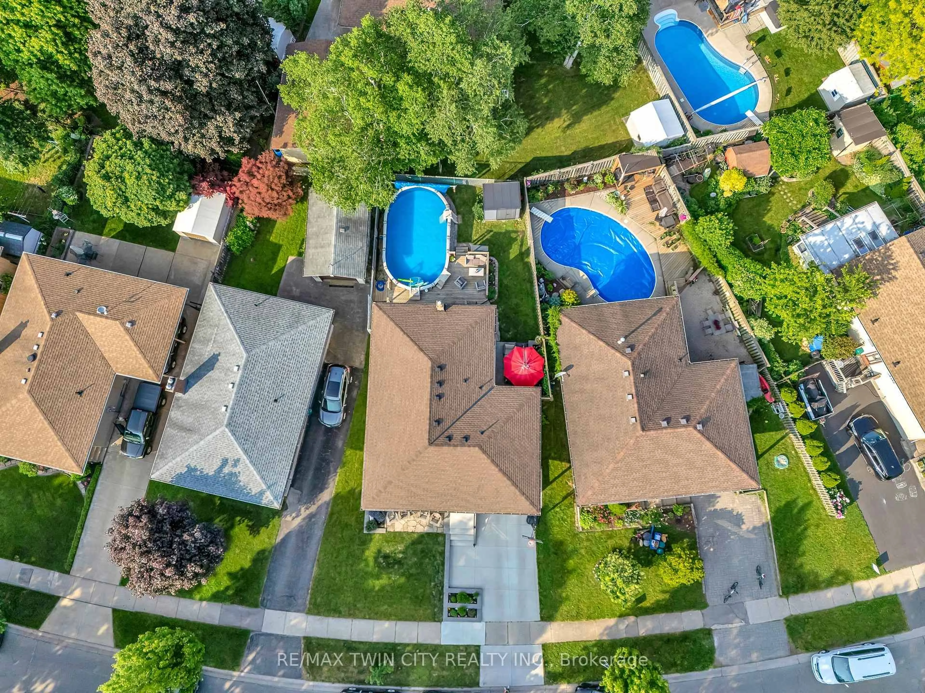 A pic from outside/outdoor area/front of a property/back of a property/a pic from drone, city buildings view from balcony for 588 Highpoint Ave, Waterloo Ontario N2L 4N1