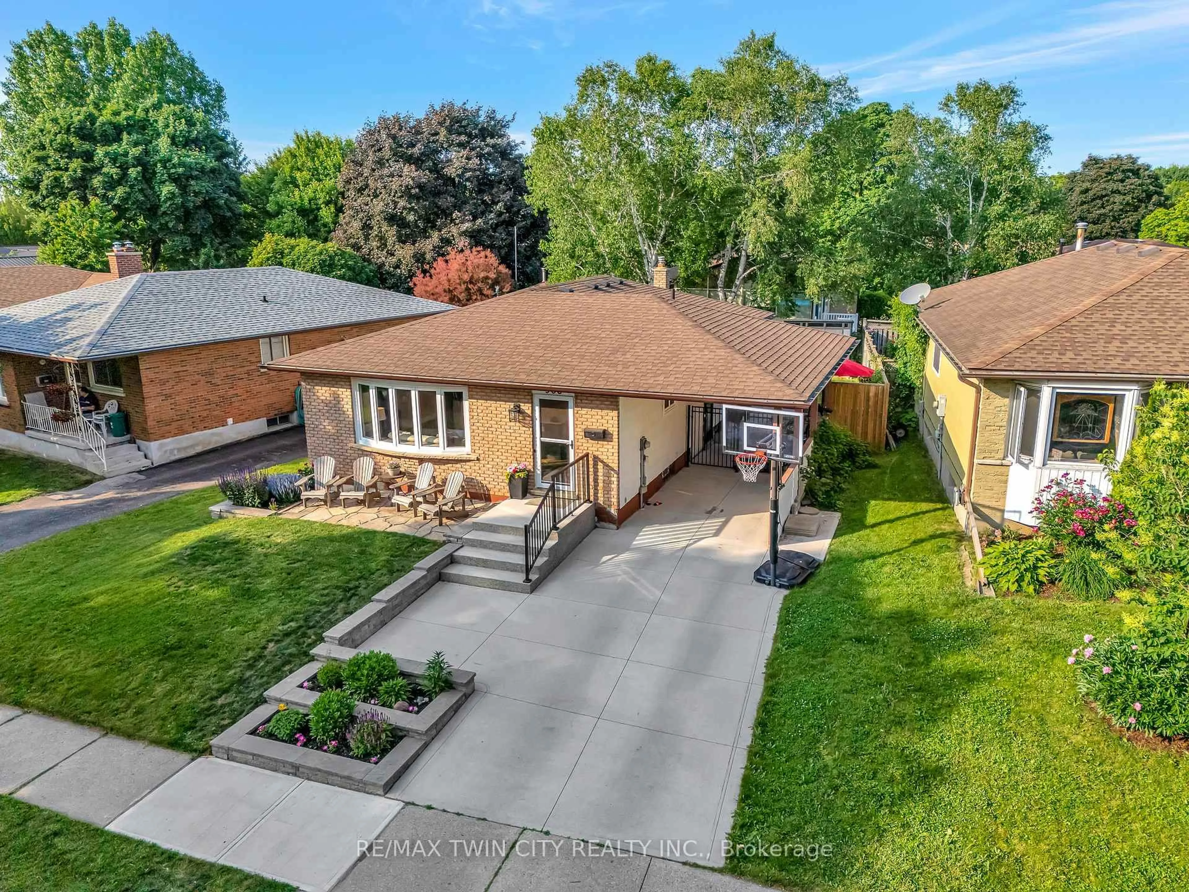 A pic from outside/outdoor area/front of a property/back of a property/a pic from drone, street for 588 Highpoint Ave, Waterloo Ontario N2L 4N1
