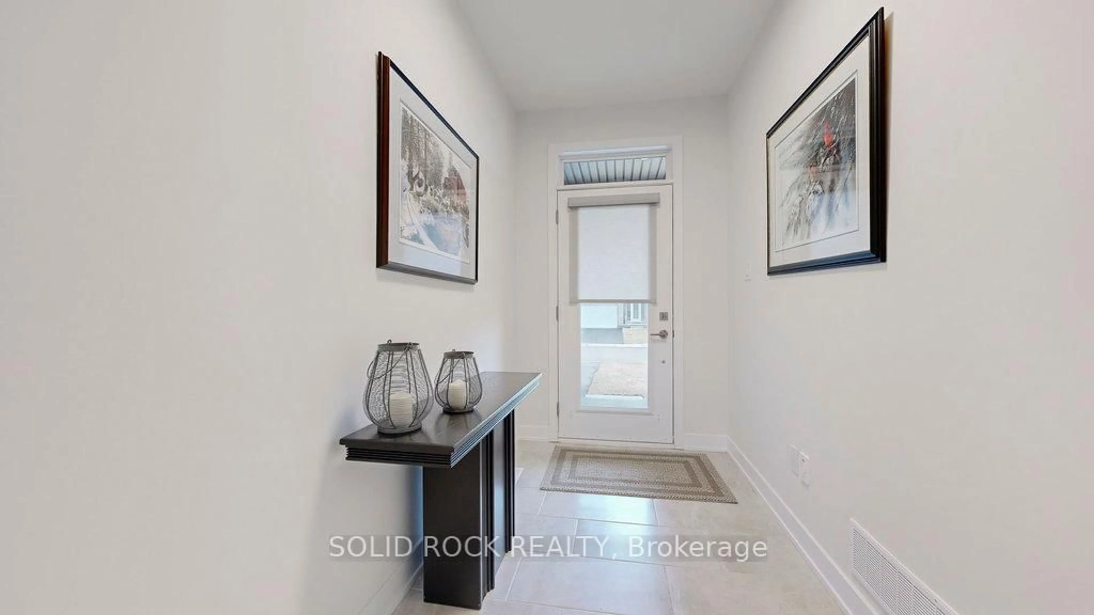 Indoor entryway for 301 Wood Ave, Smiths Falls Ontario K7A 5H4
