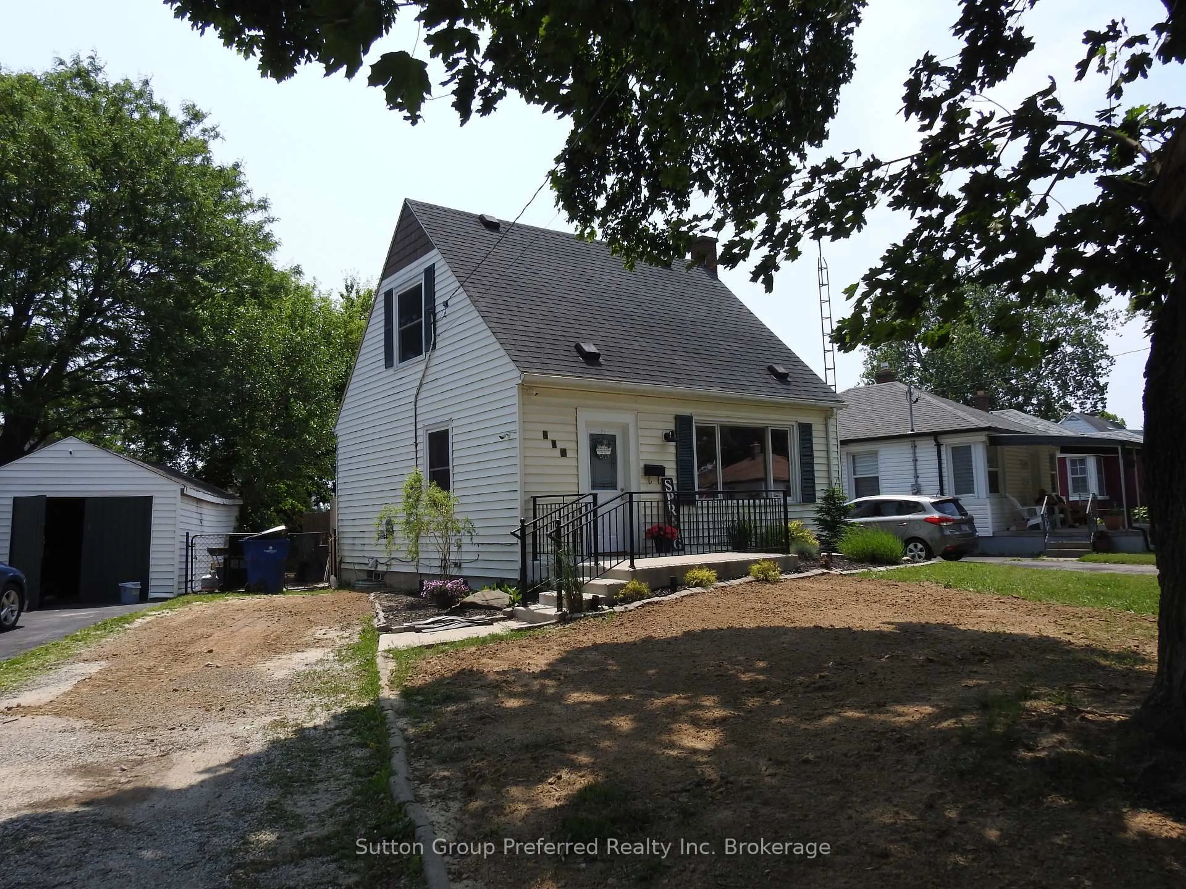 A pic from outside/outdoor area/front of a property/back of a property/a pic from drone, street for 116 Sunnyside Ave, Chatham-Kent Ontario N7M 2A1
