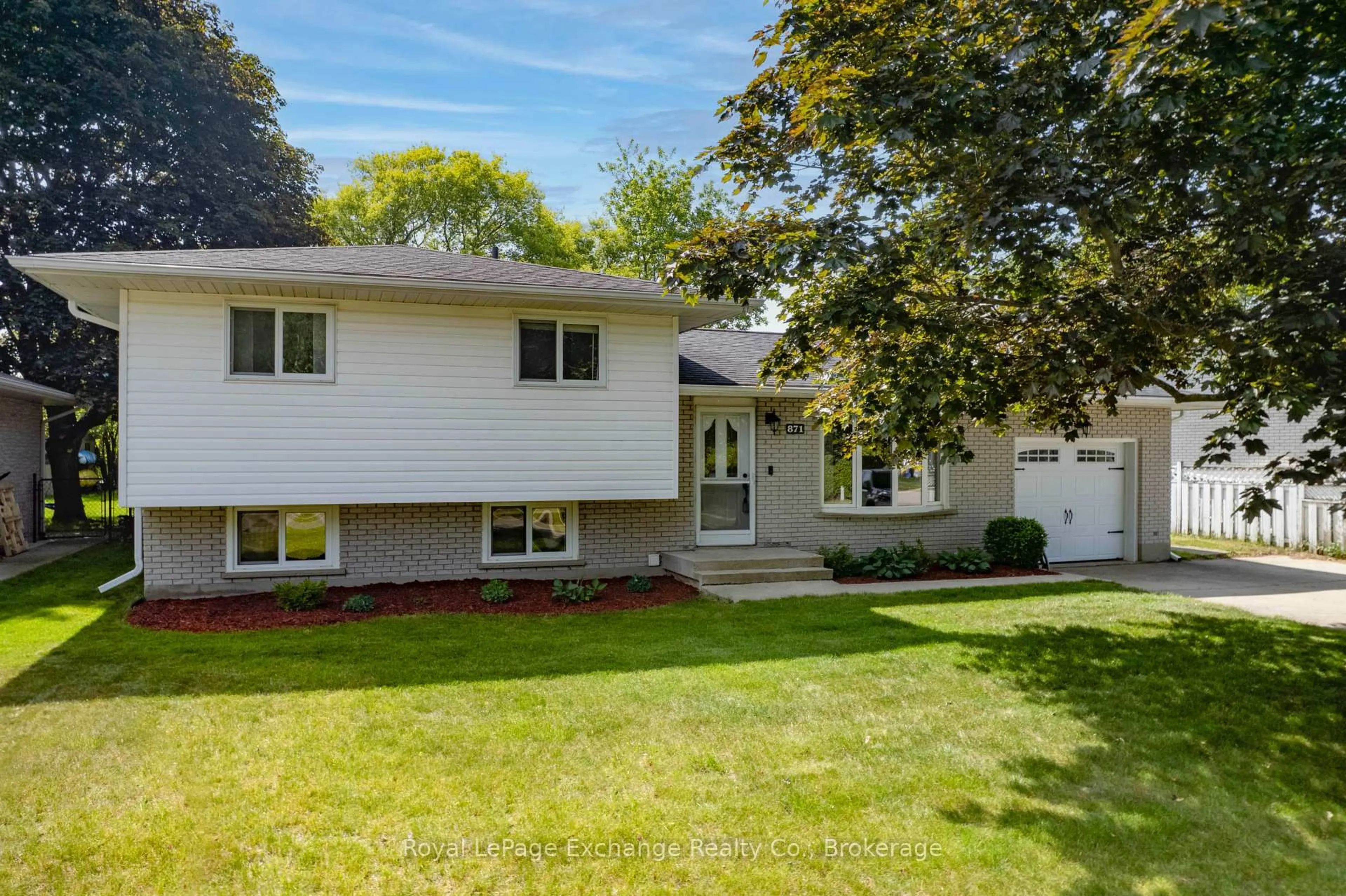 Home with vinyl exterior material, street for 871 Wellington St, Saugeen Shores Ontario N0H 2C3