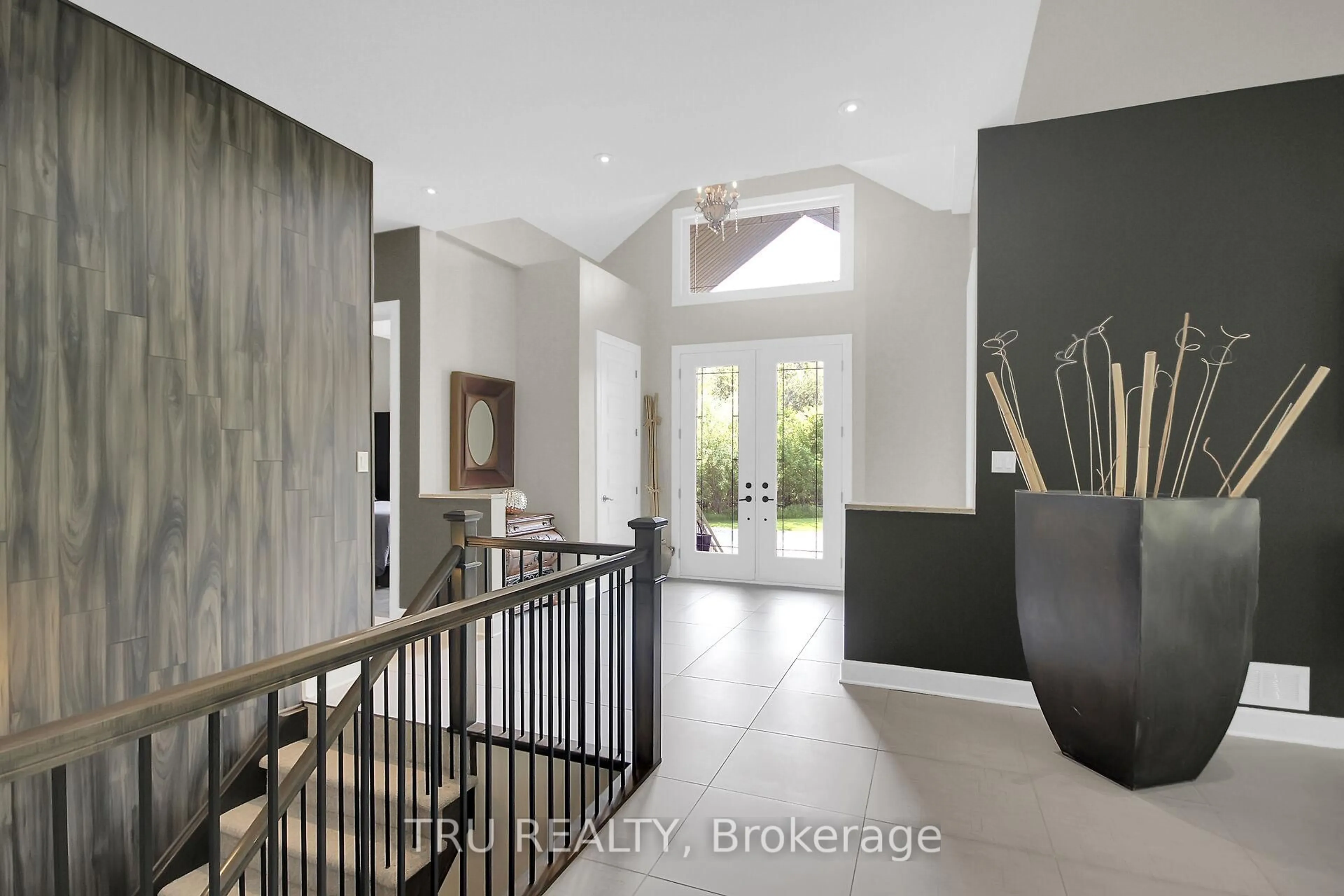 Indoor entryway for 7909 Parkway Rd, Metcalfe Ontario K0A 2P0