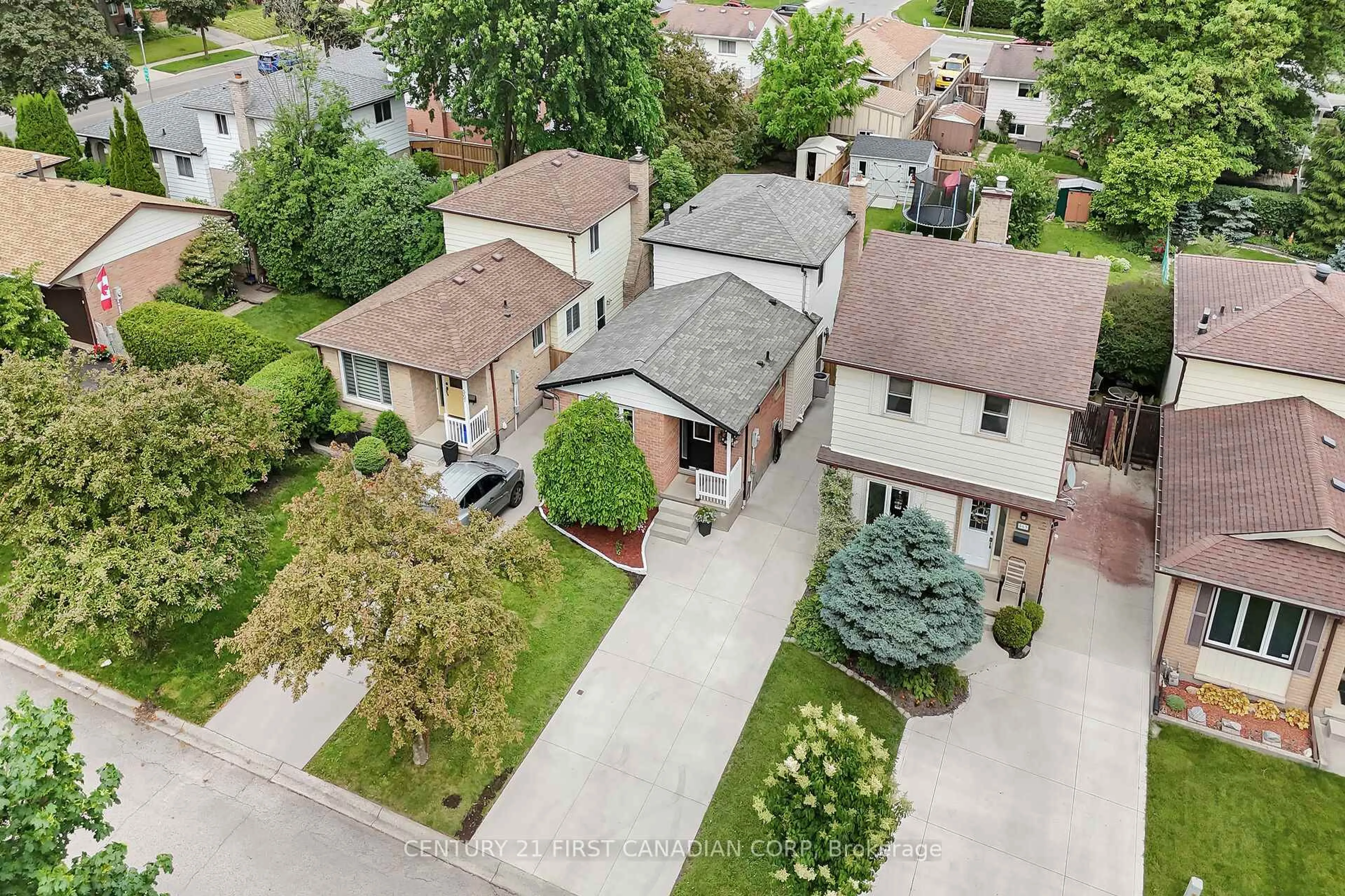 A pic from outside/outdoor area/front of a property/back of a property/a pic from drone, street for 565 Ferndale Crt, London South Ontario N6C 5C2