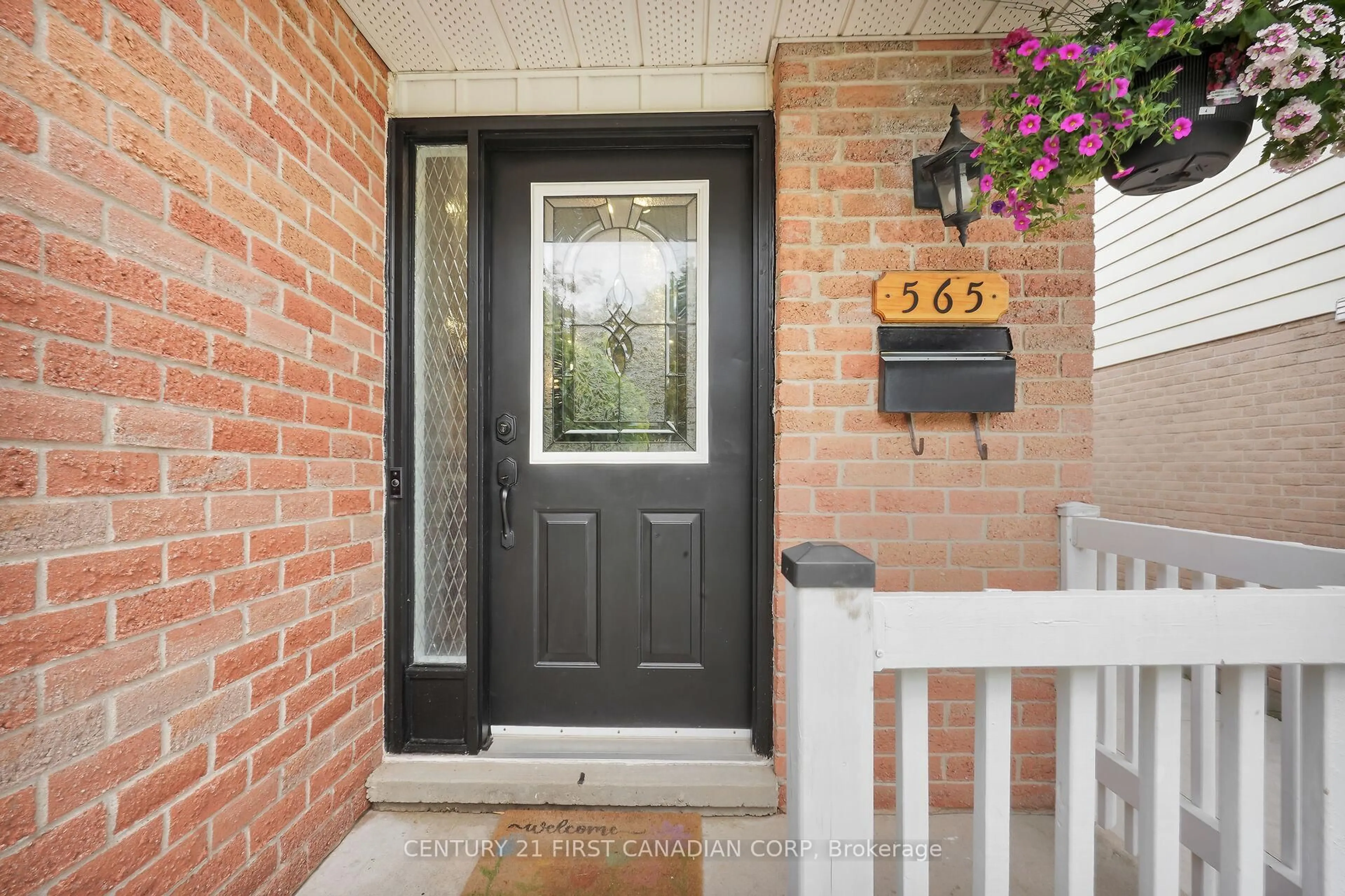 Indoor entryway for 565 Ferndale Crt, London South Ontario N6C 5C2