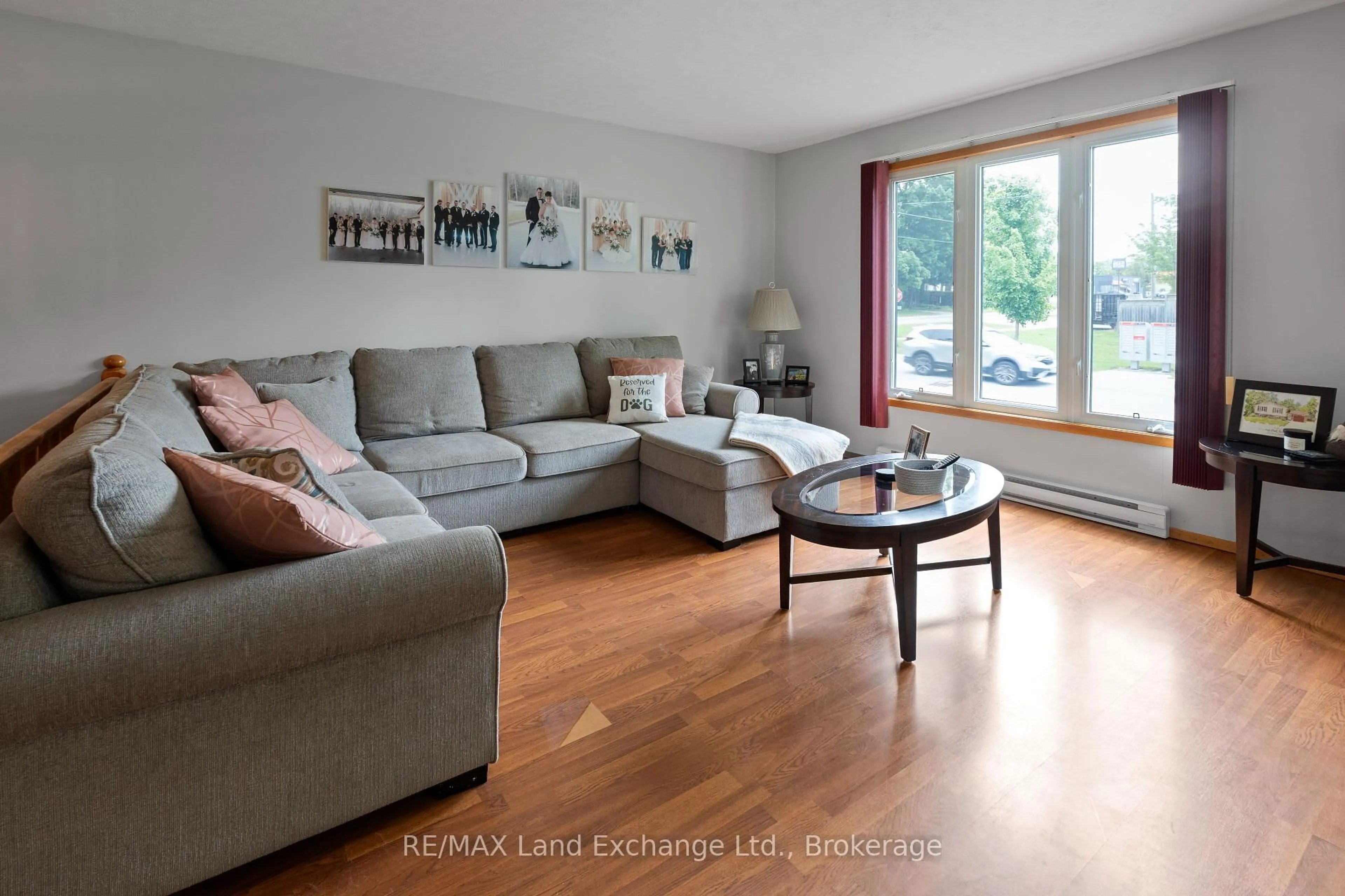 Living room with furniture, wood/laminate floor for 970 William St, Kincardine Ontario N2Z 2H1