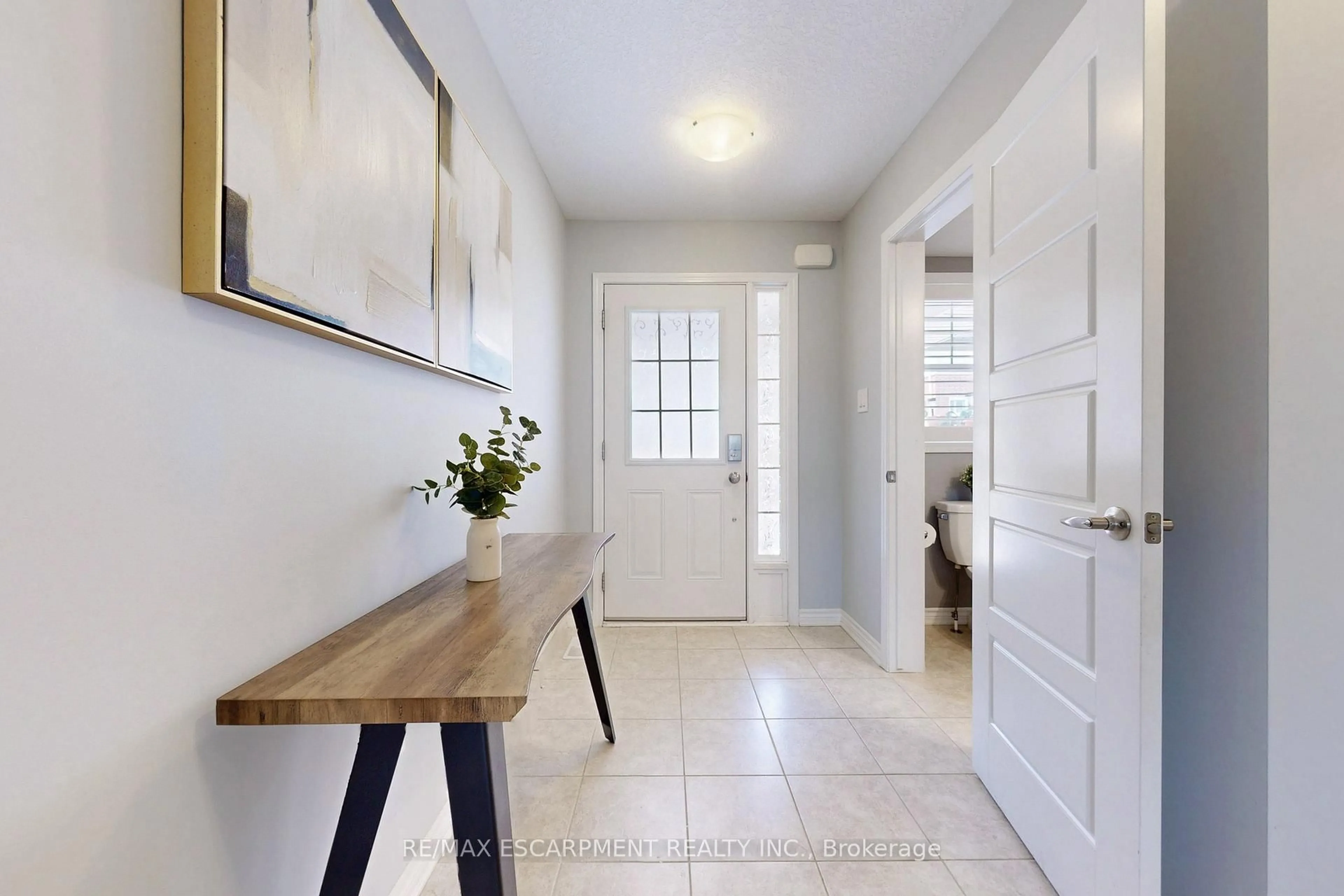 Indoor entryway for 230 Avonsyde Blvd #37, Hamilton Ontario L8B 1T9