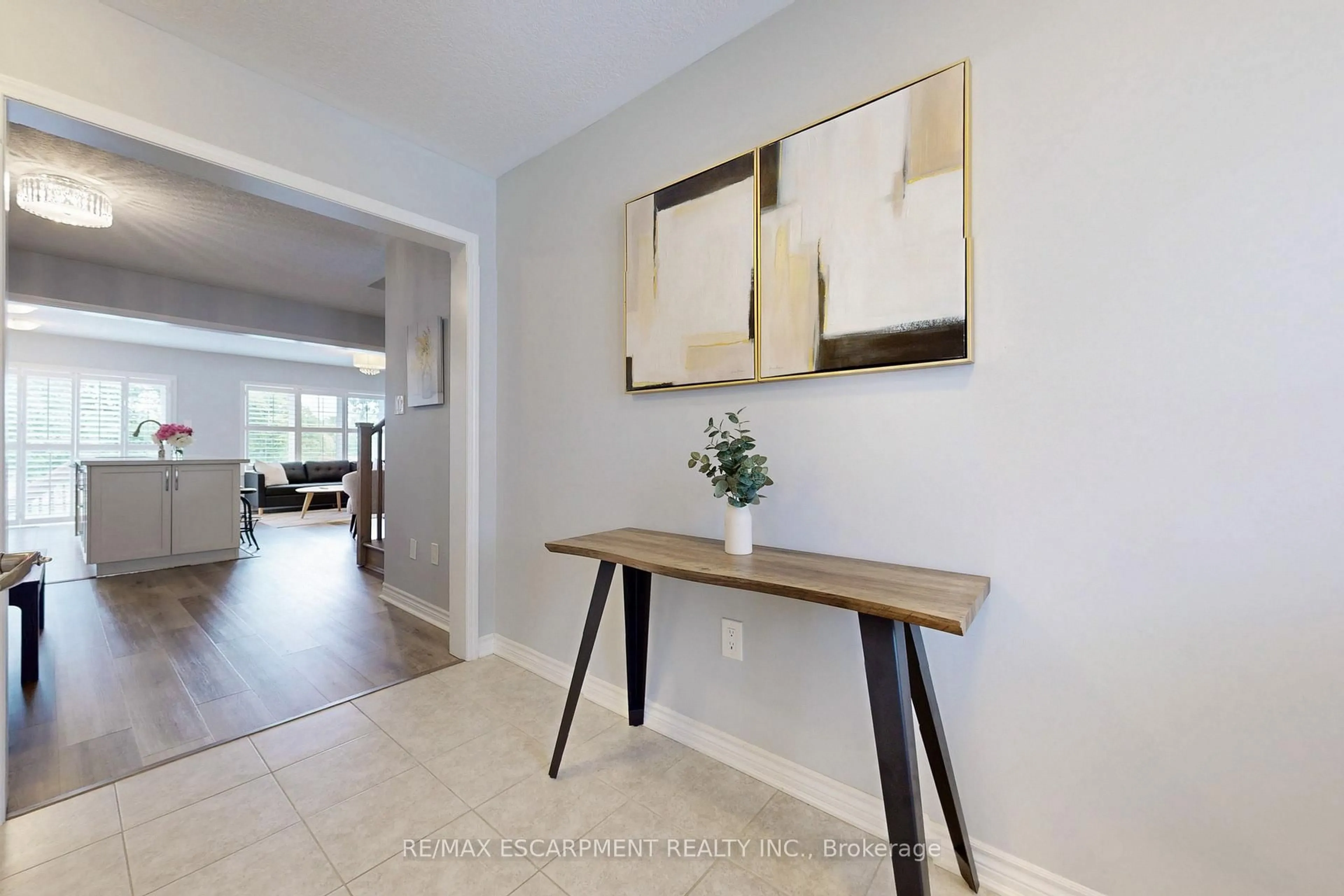 Indoor entryway for 230 Avonsyde Blvd #37, Hamilton Ontario L8B 1T9