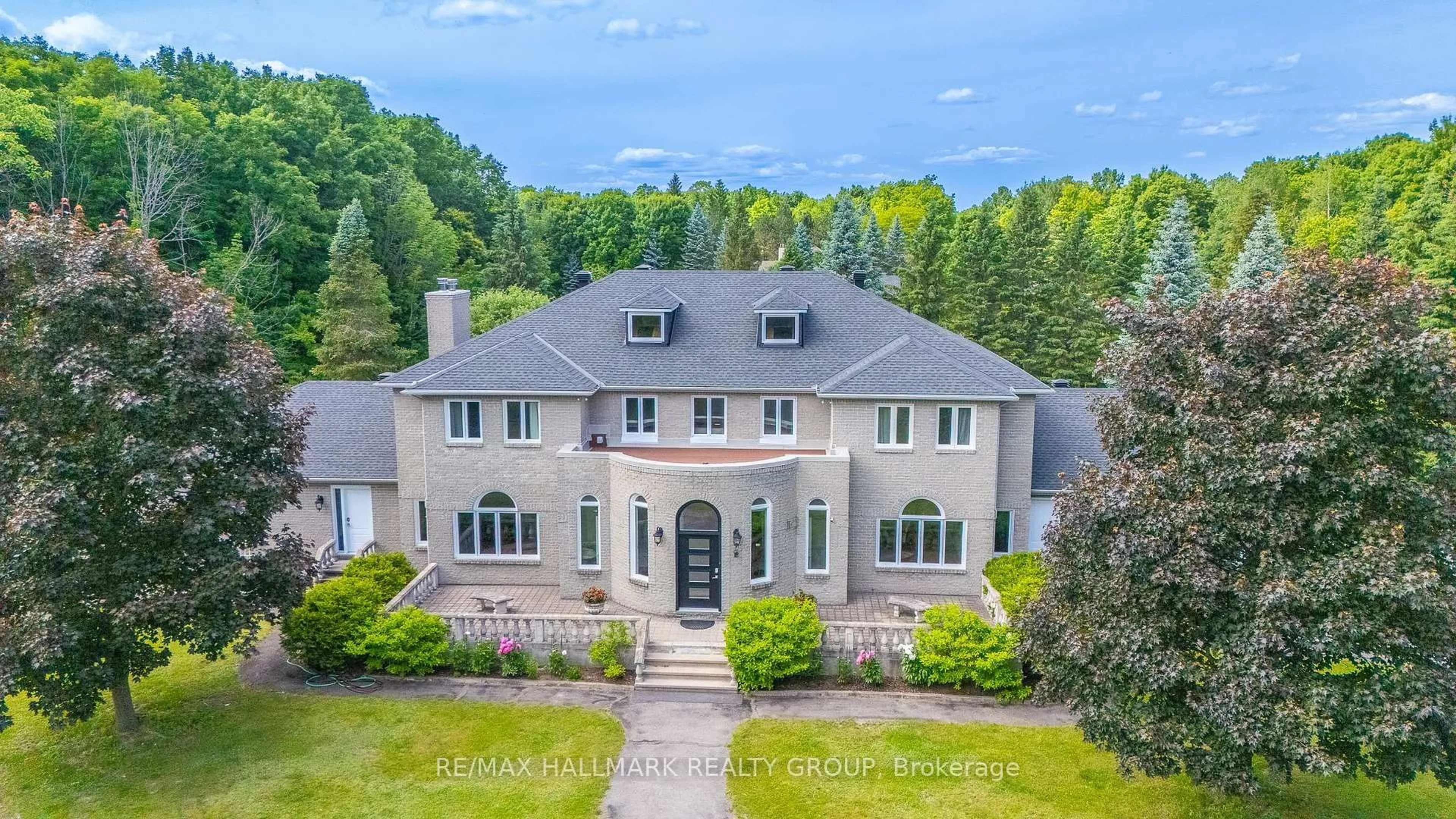 A pic from outside/outdoor area/front of a property/back of a property/a pic from drone, unknown for 5749 Knights Dr, Ottawa Ontario K4M 1K2