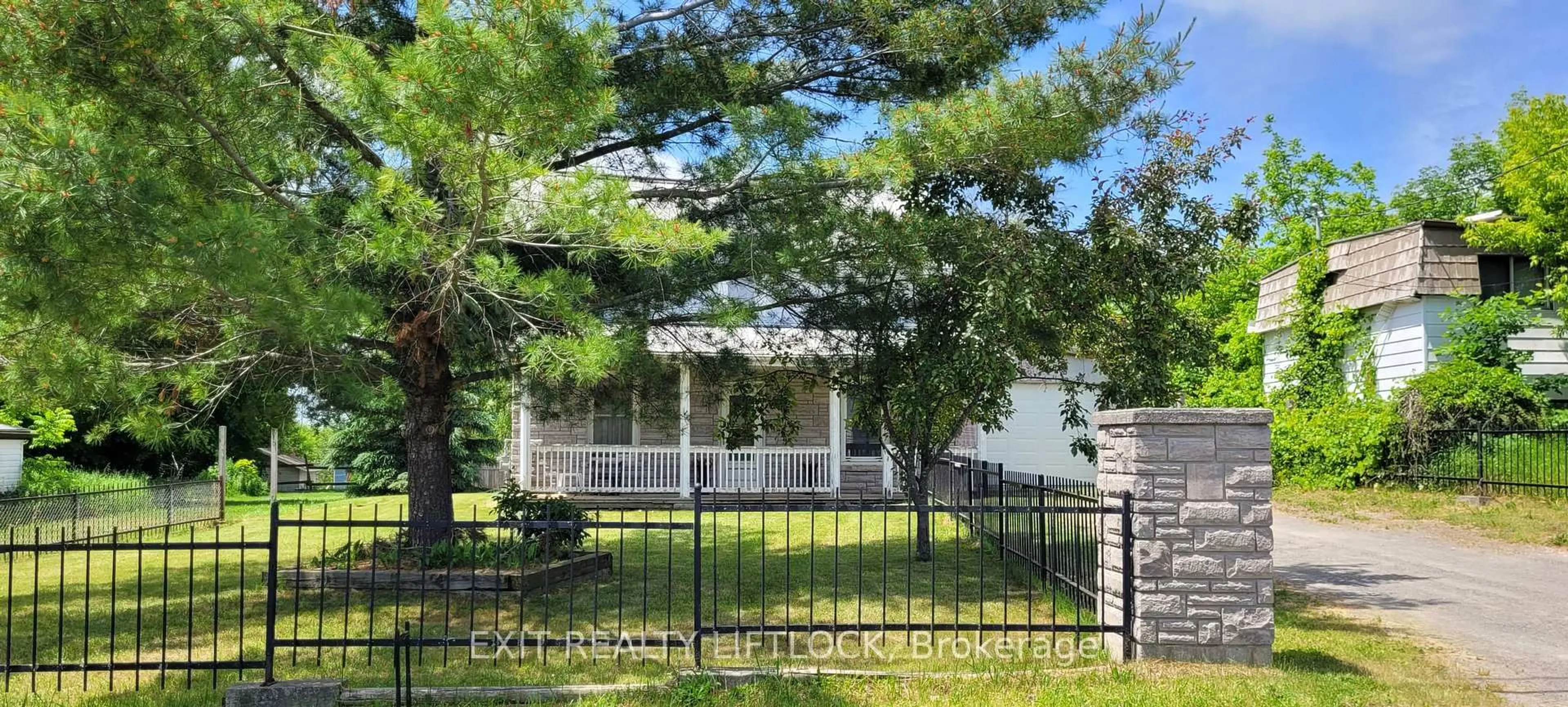 A pic from outside/outdoor area/front of a property/back of a property/a pic from drone, street for 33 Hayes St, Limoges Ontario K0K 2M0