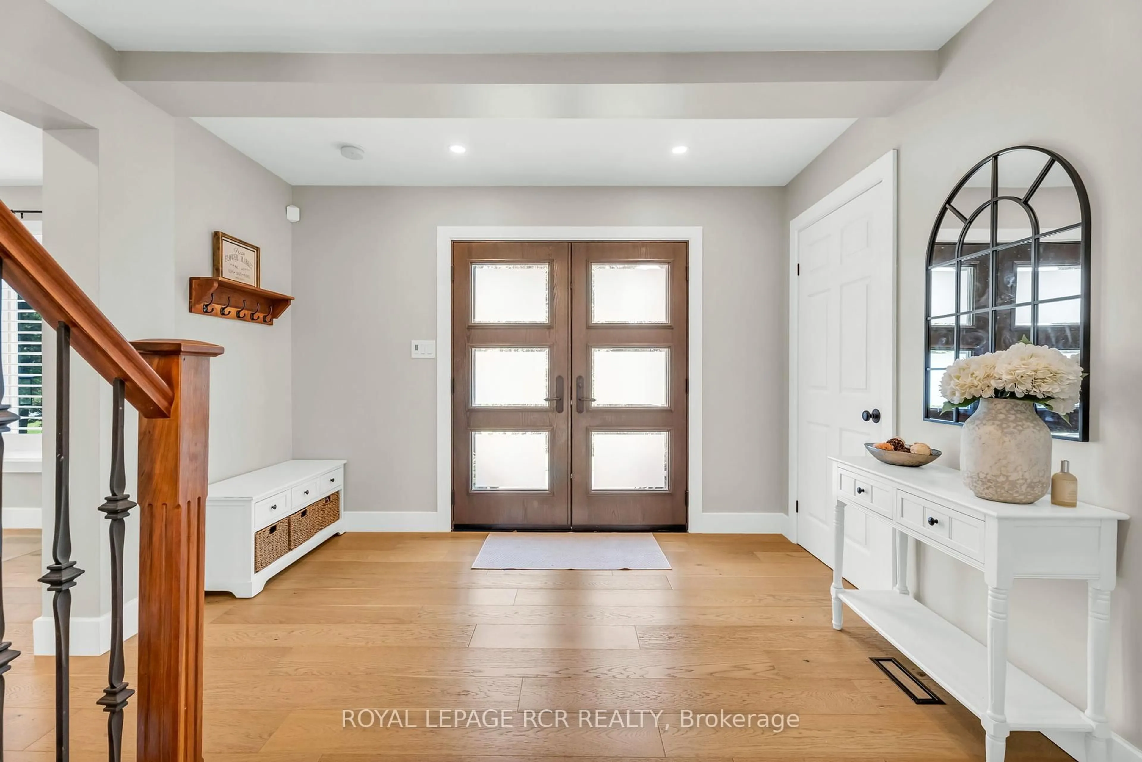 Indoor entryway for 6 Pineview Rd, Mono Ontario L9W 4A1