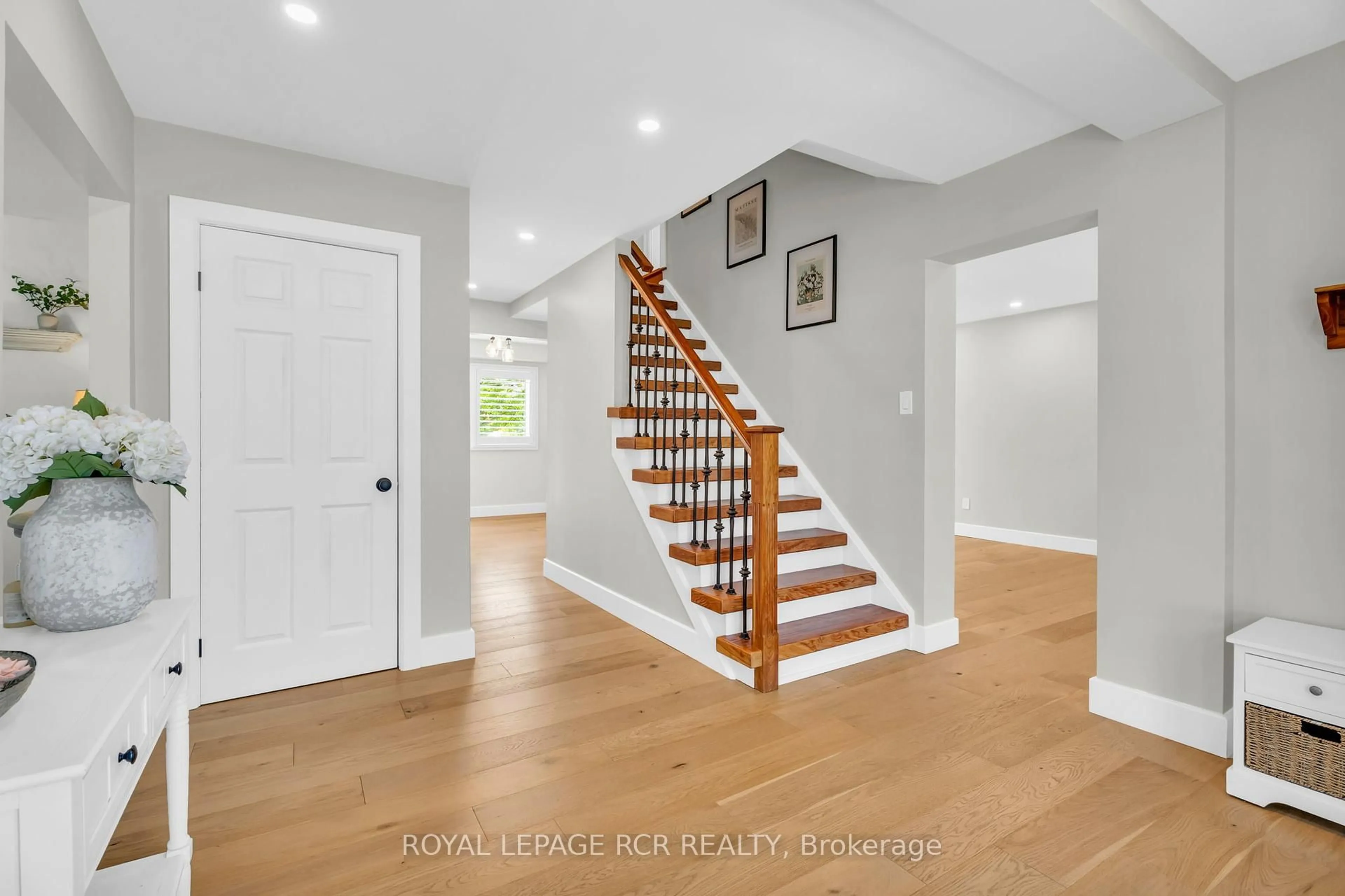 Indoor entryway for 6 Pineview Rd, Mono Ontario L9W 4A1