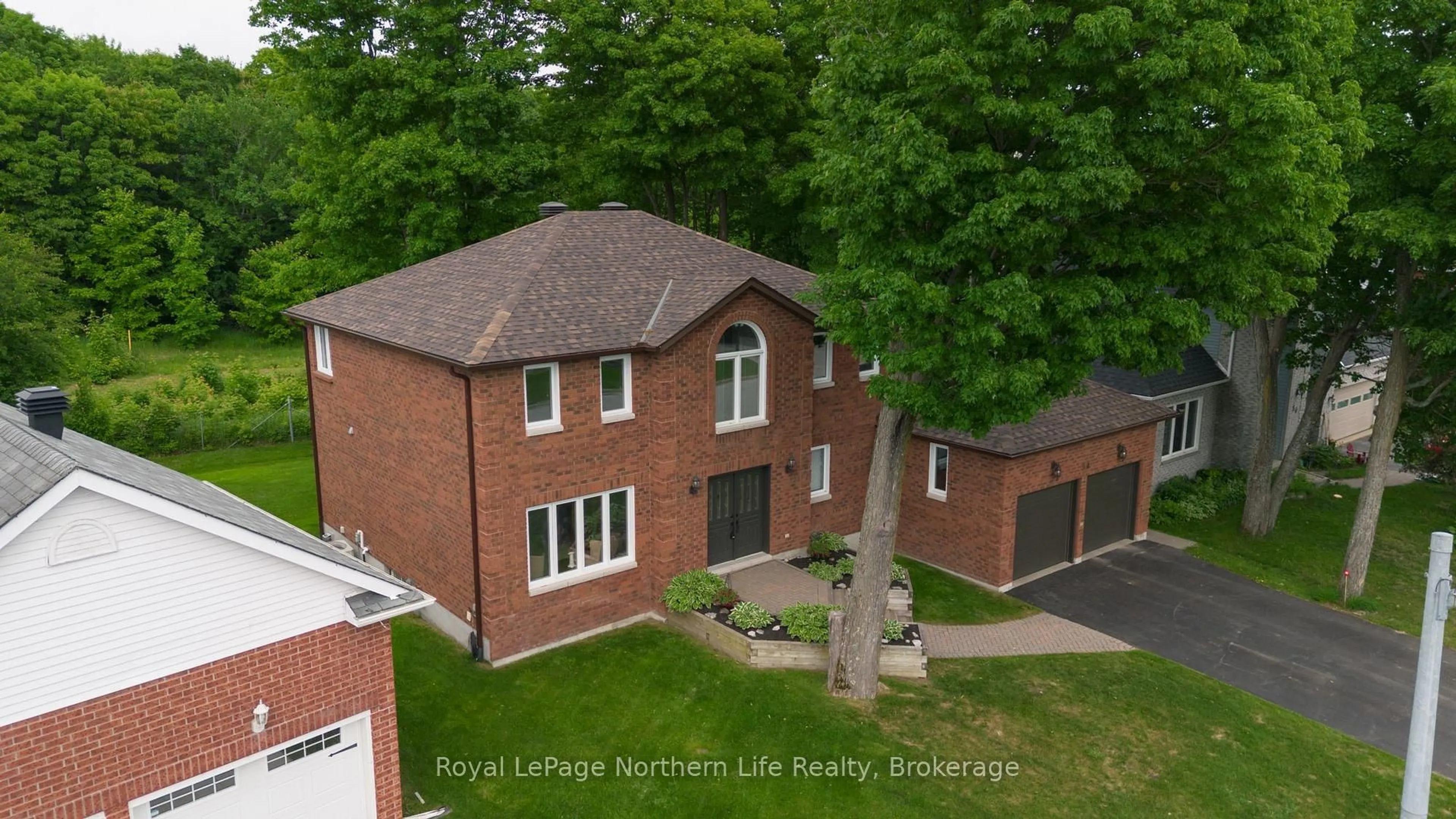A pic from outside/outdoor area/front of a property/back of a property/a pic from drone, street for 34 Canterbury Cres, North Bay Ontario P1C 1K8