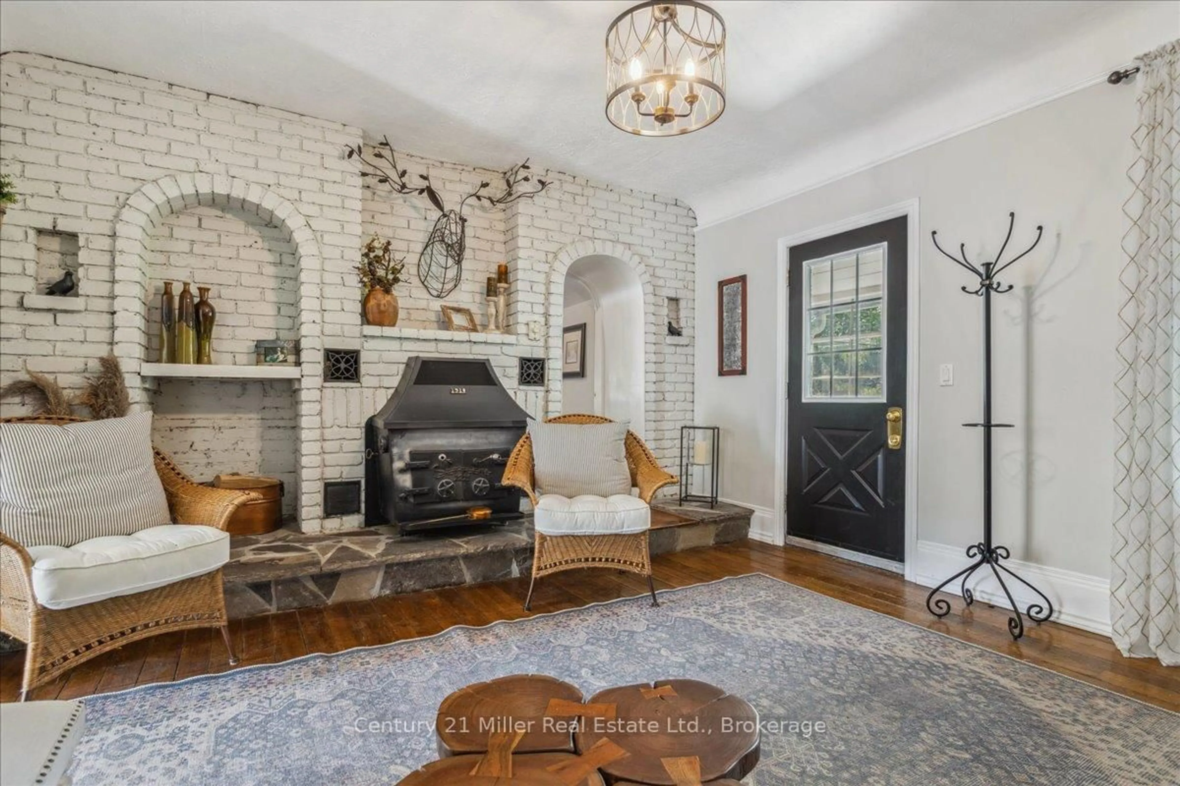 Living room with furniture, unknown for 585 Dundas St, Hamilton Ontario L8B 0G7