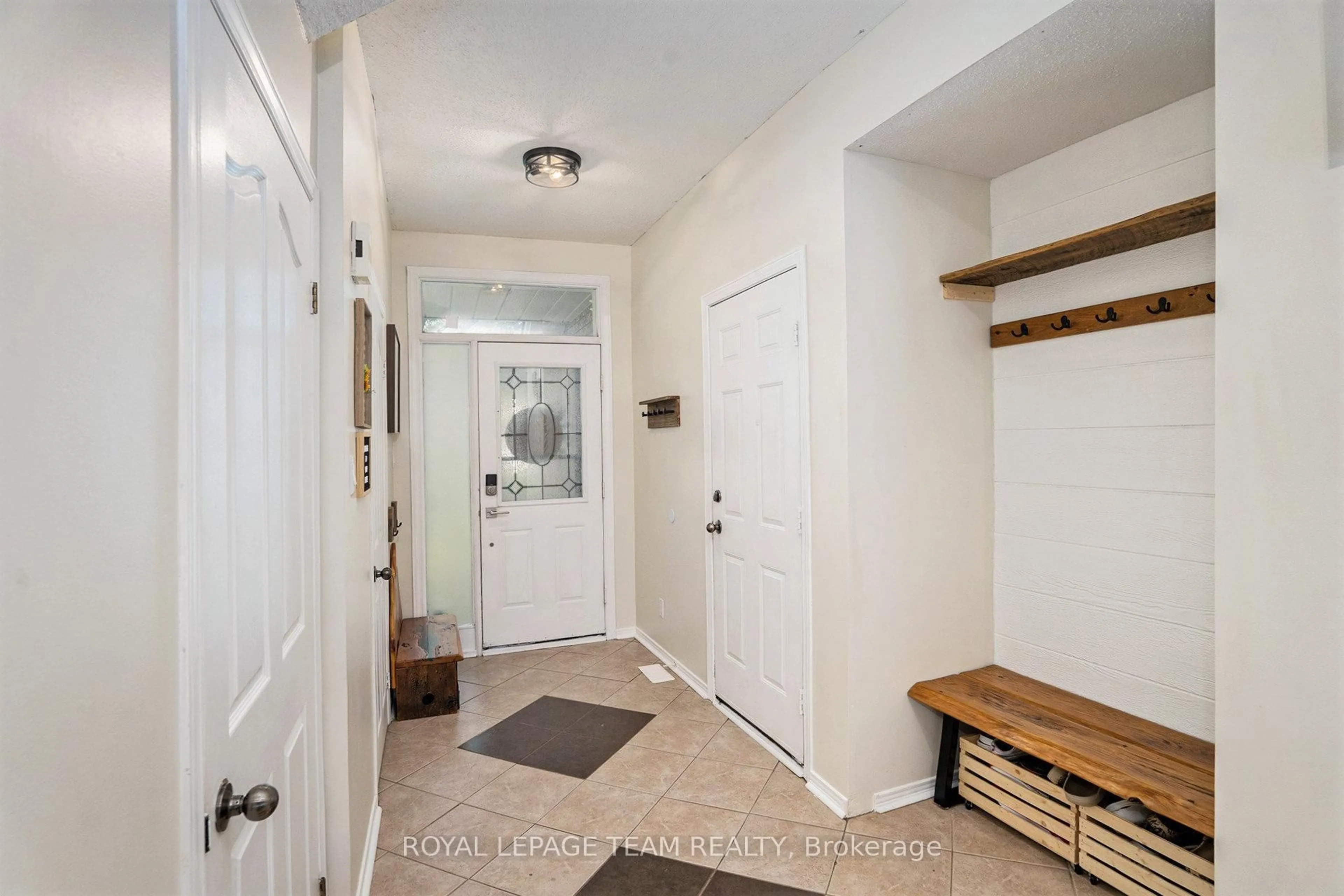Indoor entryway for 5 Sunnybrooke Dr, Ottawa Ontario K2M 2P3