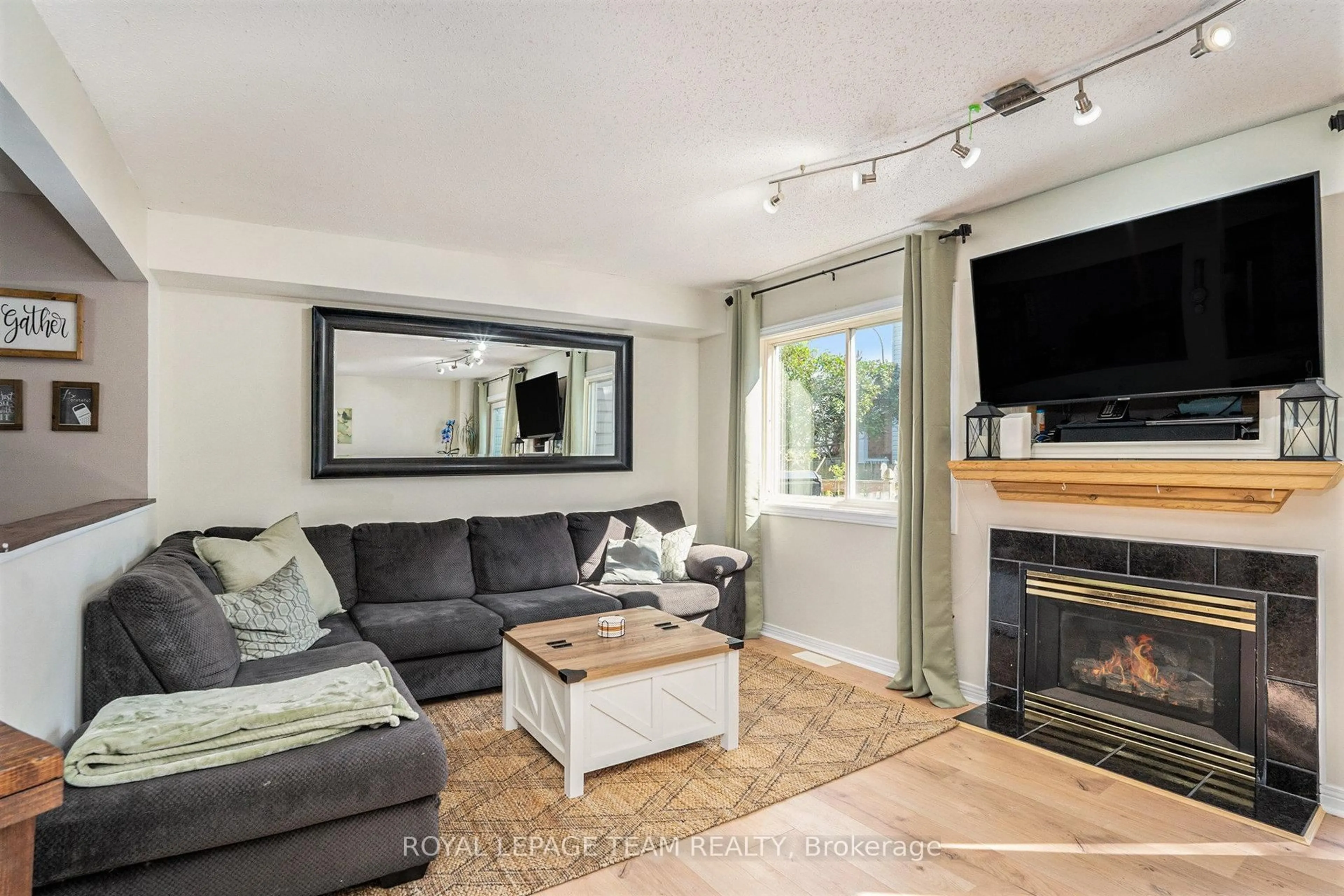 Living room with furniture, wood/laminate floor for 5 Sunnybrooke Dr, Ottawa Ontario K2M 2P3