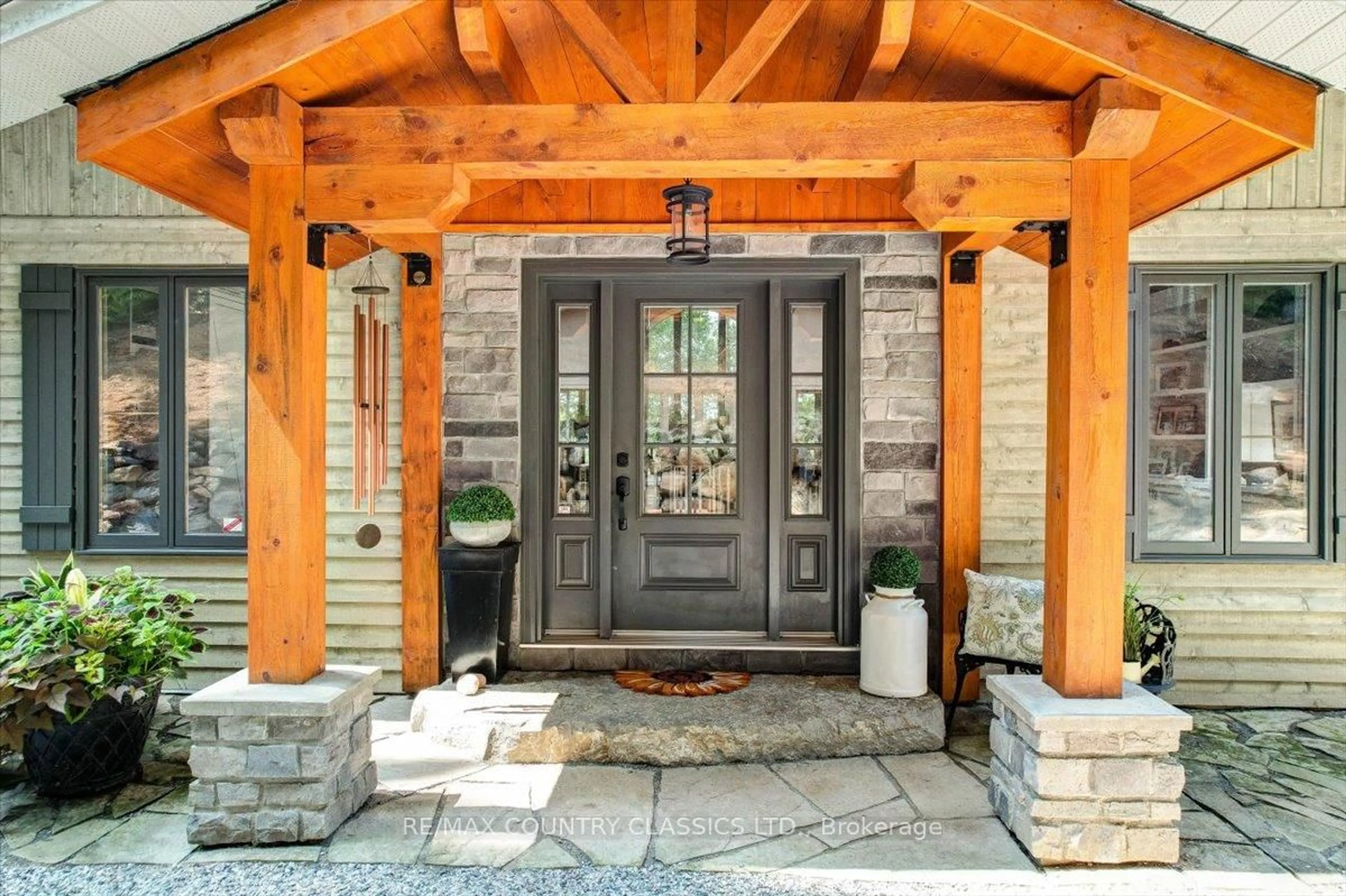 Indoor entryway for 442A Stringer Dr, Bancroft Ontario K0L 1C0