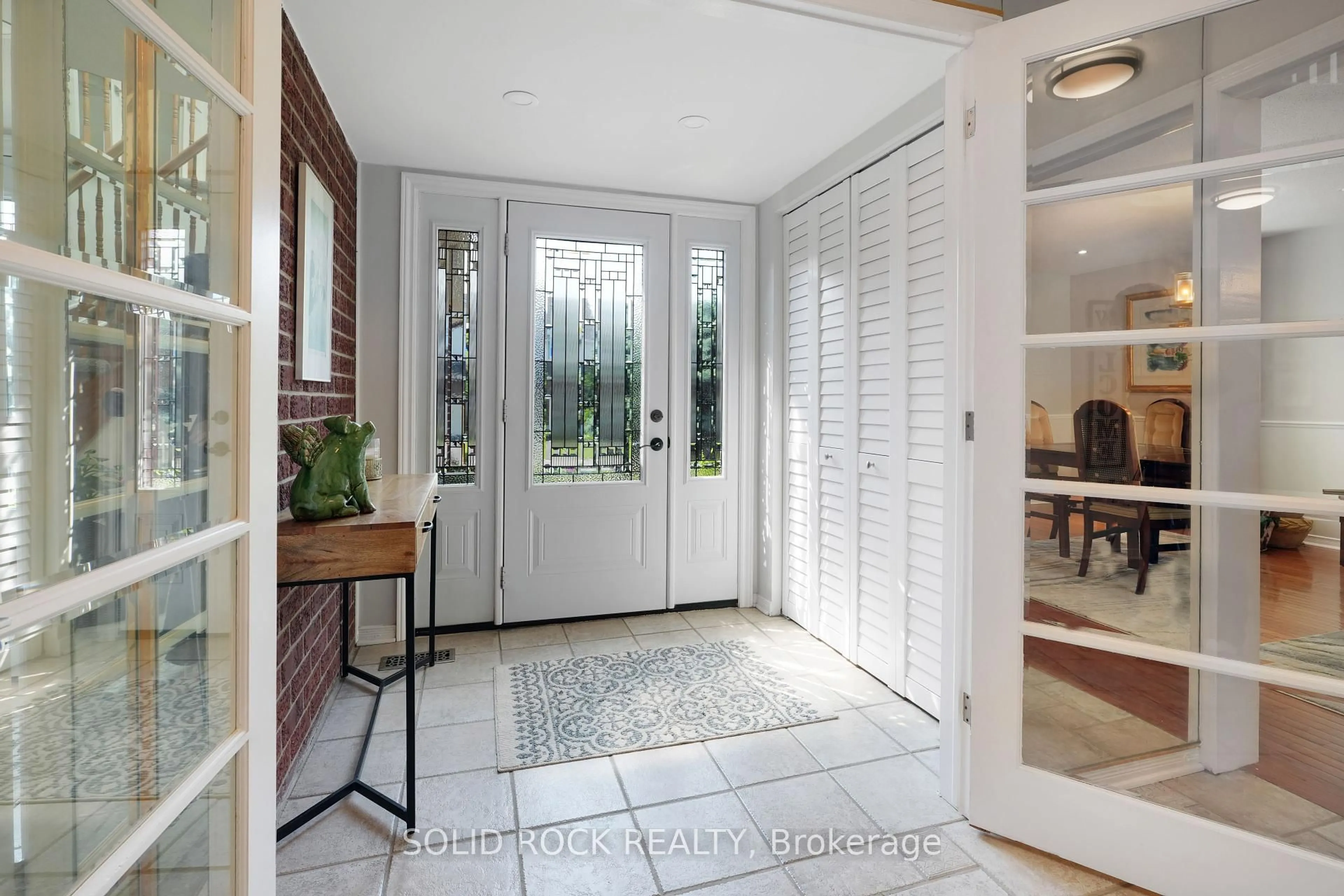 Indoor entryway for 41 Framingham Cres, Ottawa Ontario K2J 3J4