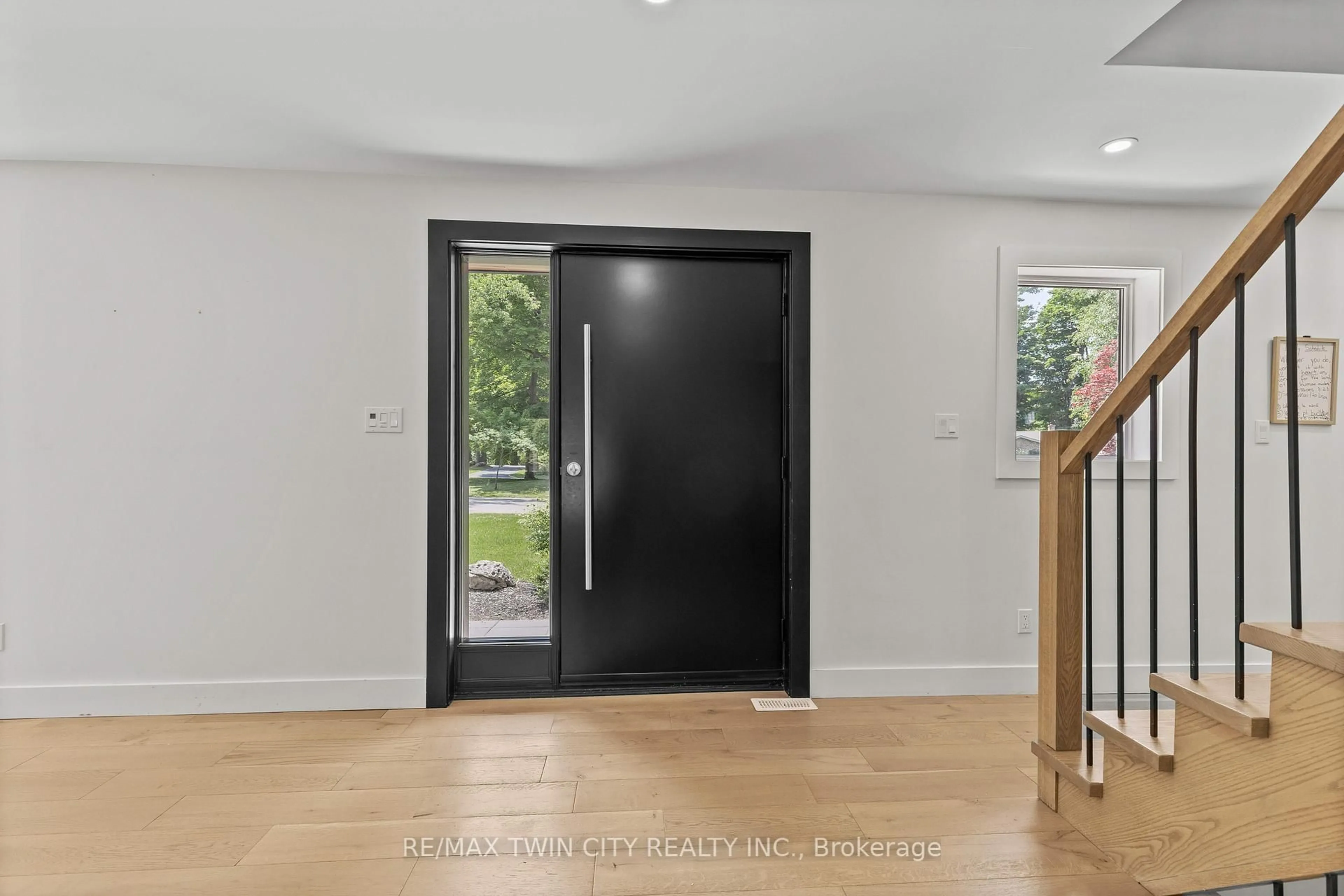 Indoor entryway for 514 Oxbow Rd, Waterloo Ontario N2K 1Y6