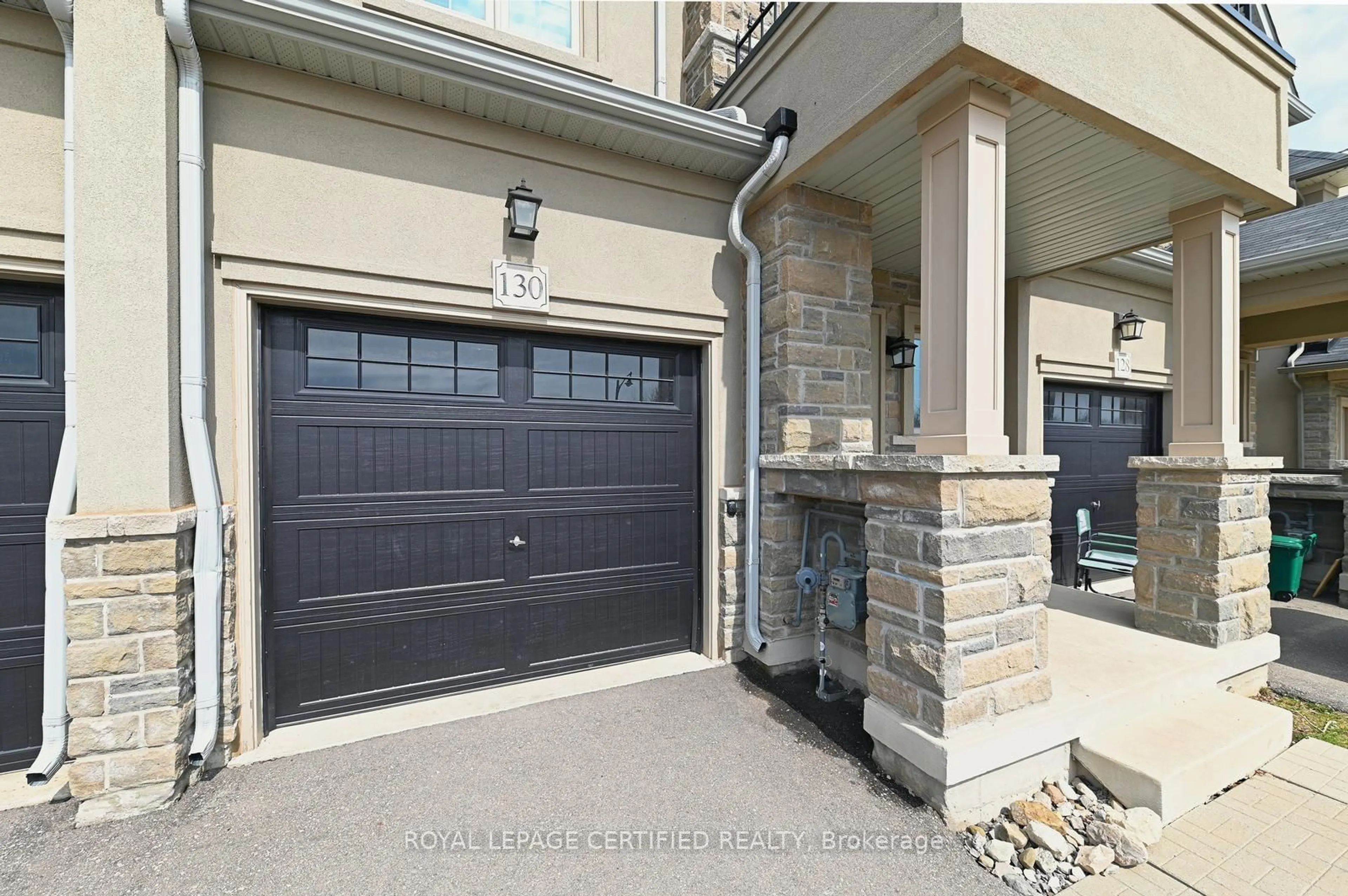 Indoor garage for 130 Mosaic Dr, Hamilton Ontario L5B 1W4