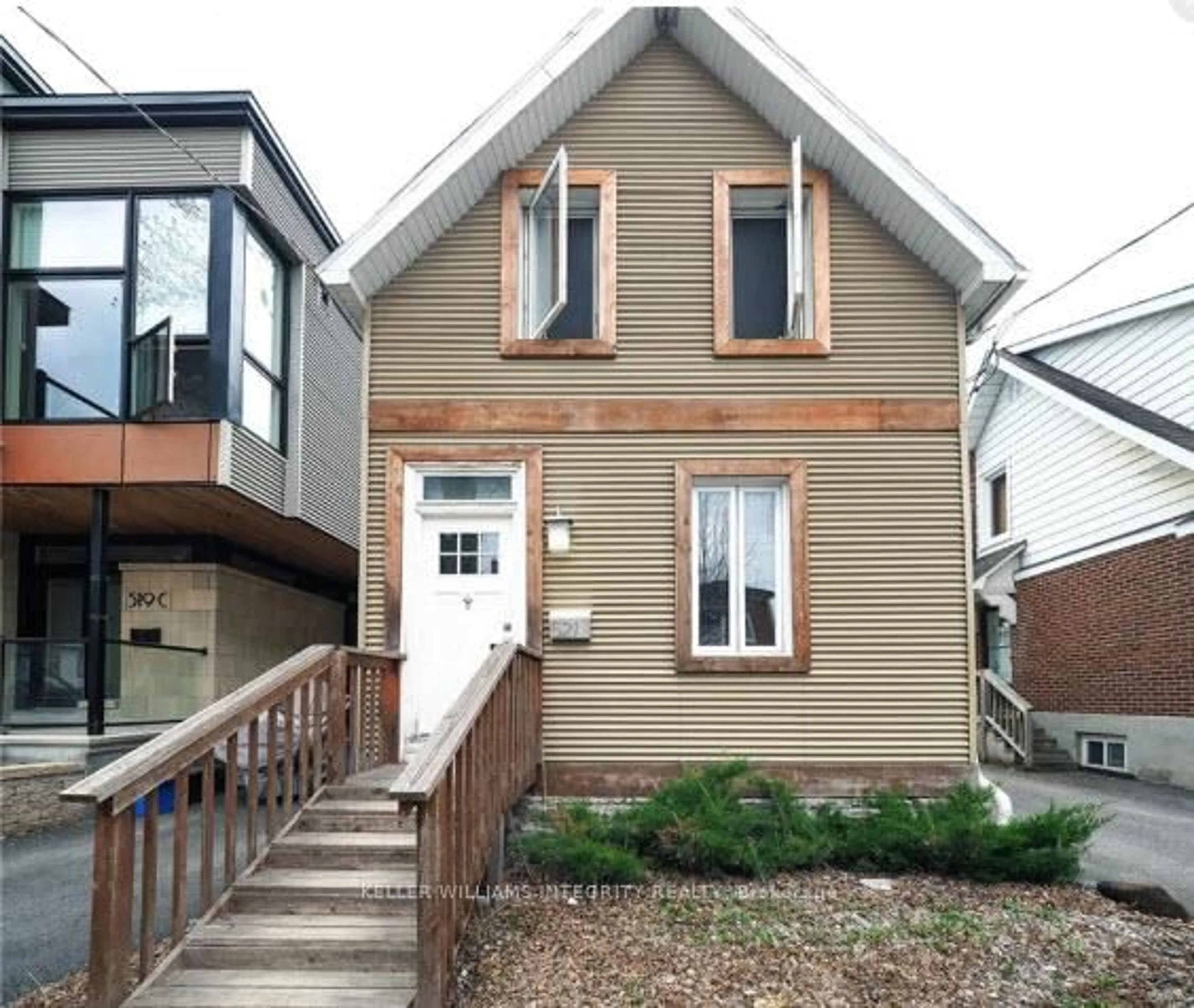 Home with vinyl exterior material, street for 521 CHAPEL St, Ottawa Ontario K1N 8A1