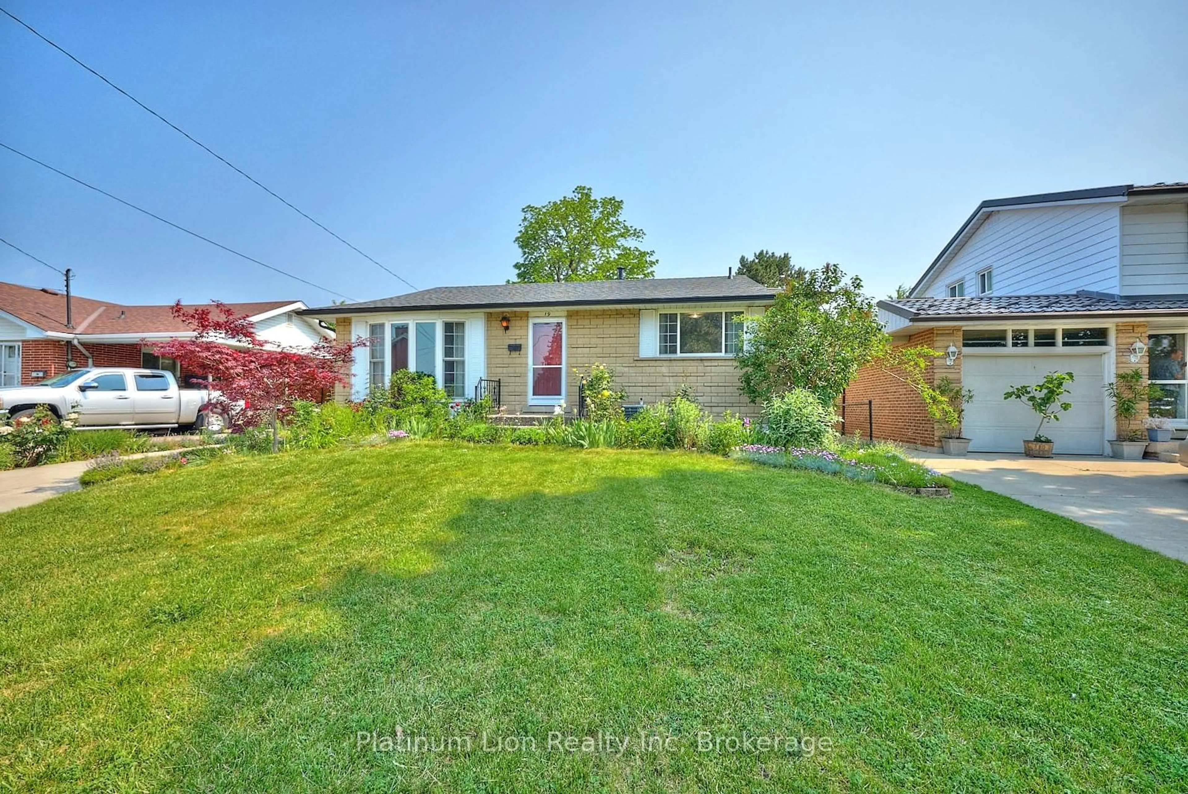 A pic from outside/outdoor area/front of a property/back of a property/a pic from drone, street for 19 Secord Dr, Hamilton Ontario L8K 3W6