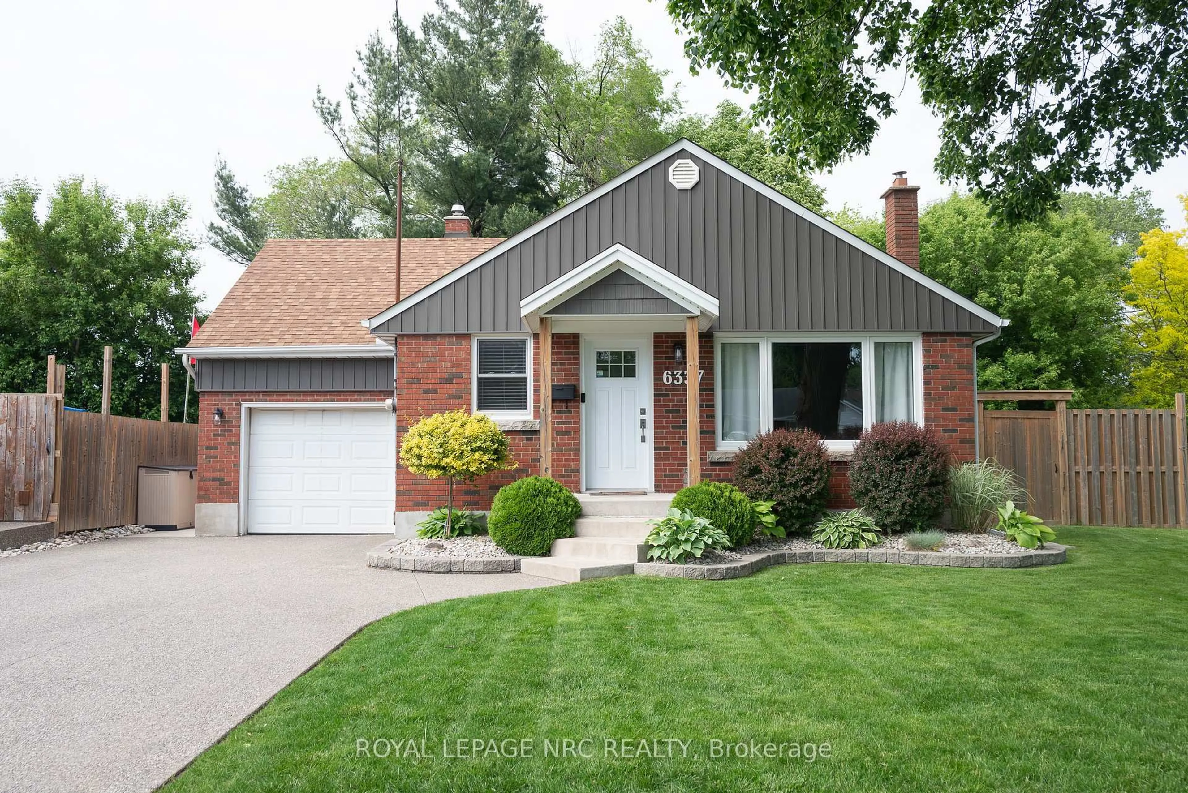 Home with vinyl exterior material, street for 6337 Goodsir Cres, Niagara Falls Ontario L2G 1H2