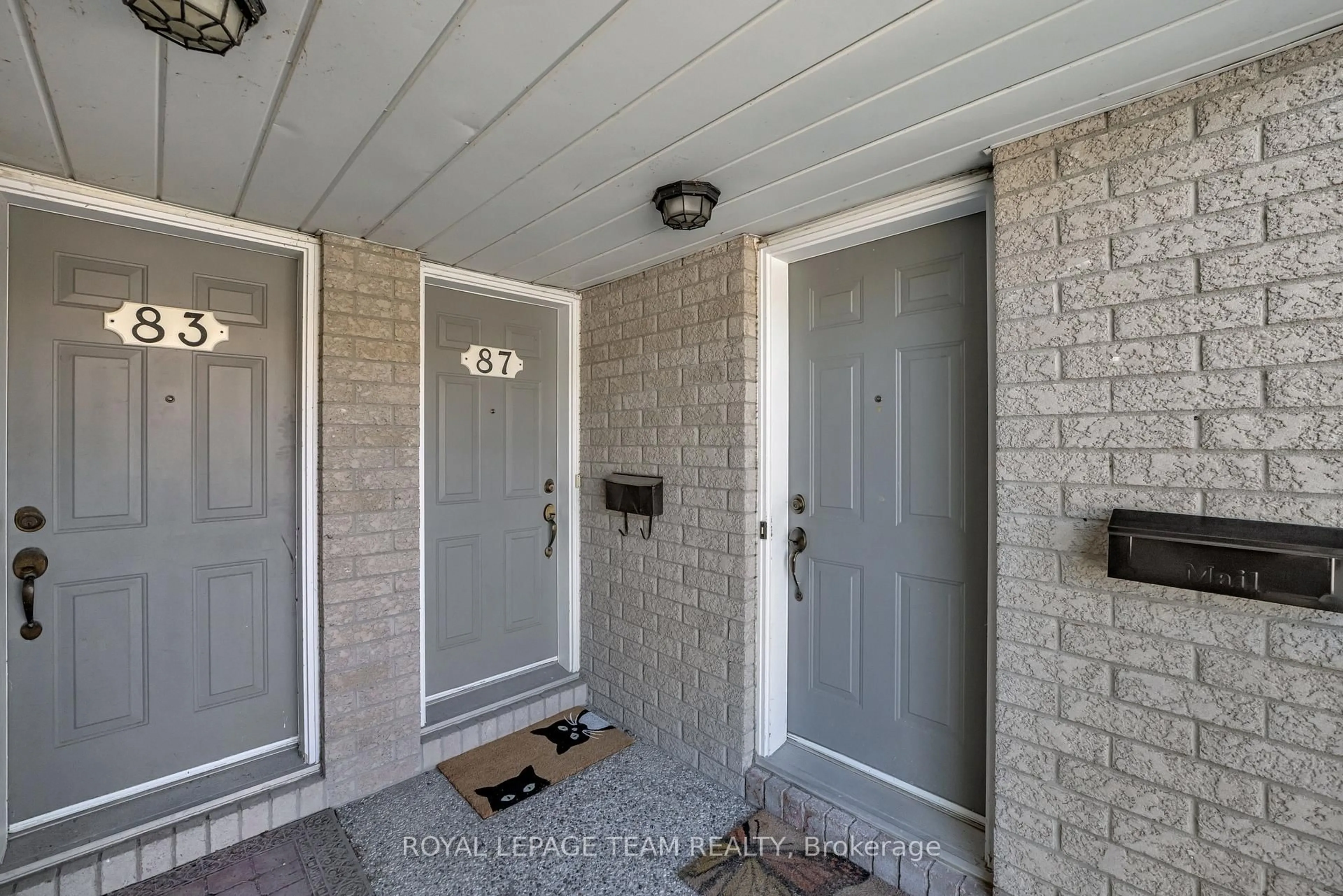 Indoor entryway for 85 Cresthaven Dr #6, Ottawa Ontario K2G 6T9
