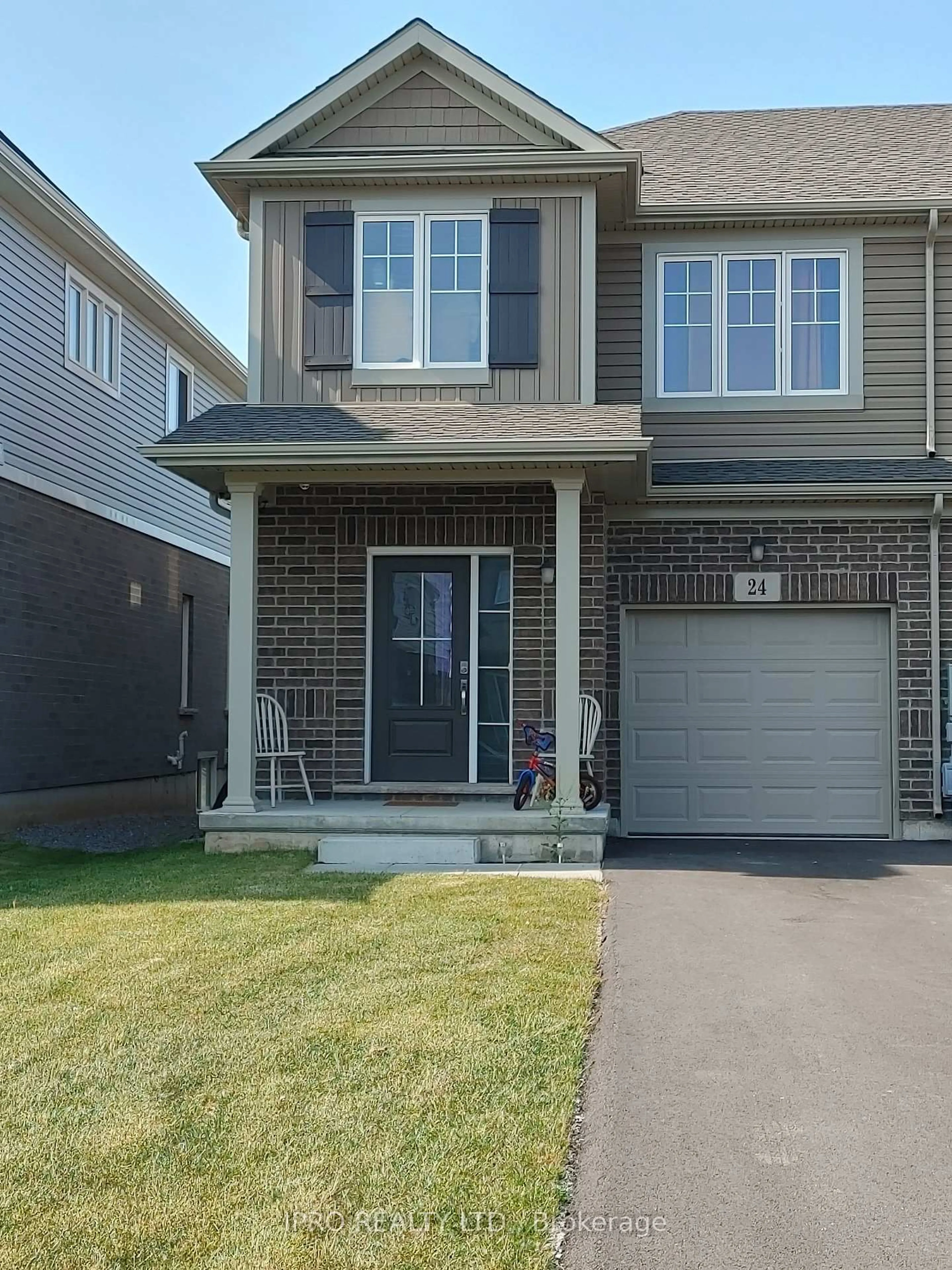 Home with vinyl exterior material, street for 24 Sycamore St, Welland Ontario L3C 0H8