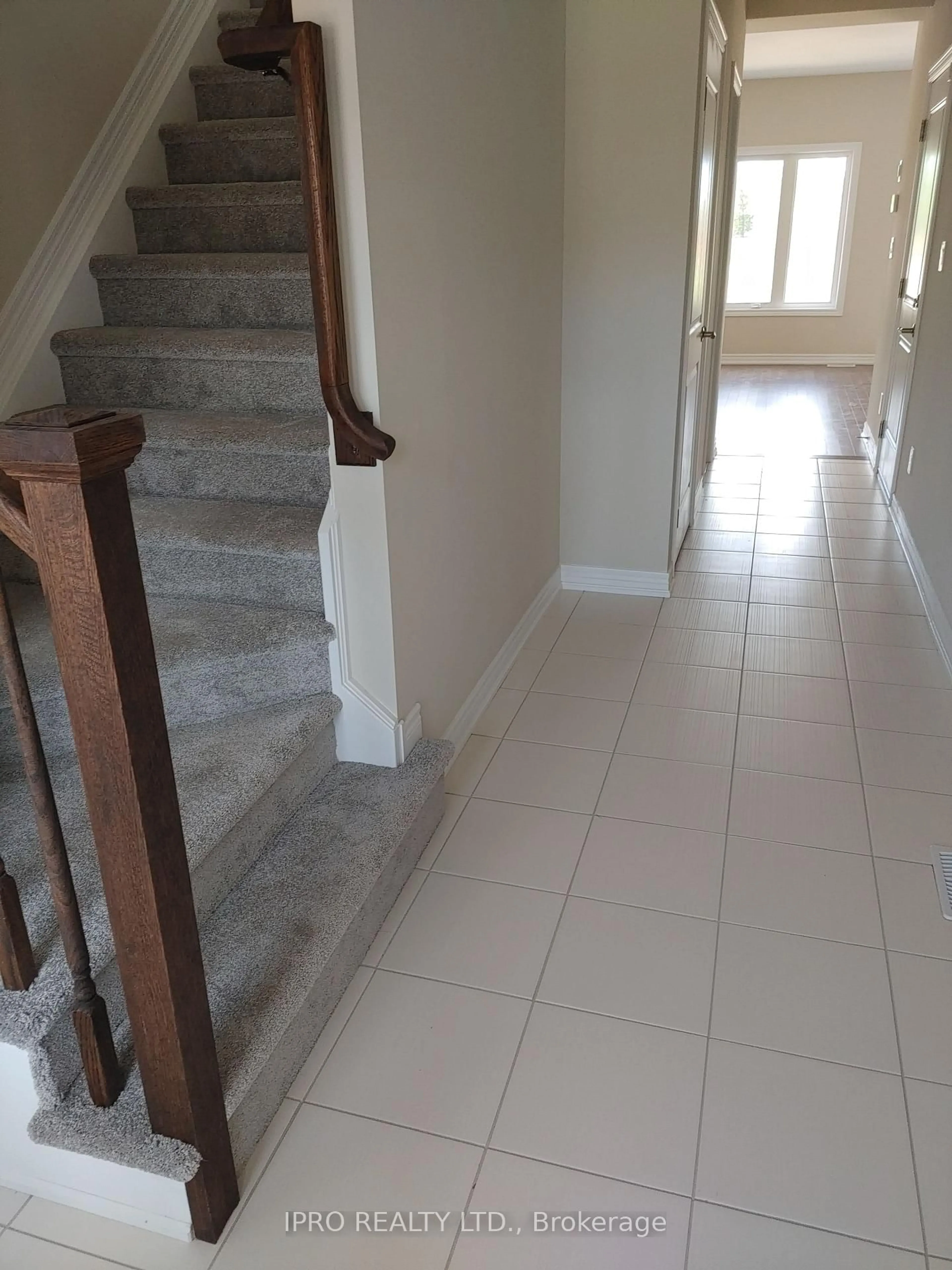 Indoor foyer for 24 Sycamore St, Welland Ontario L3C 0H8